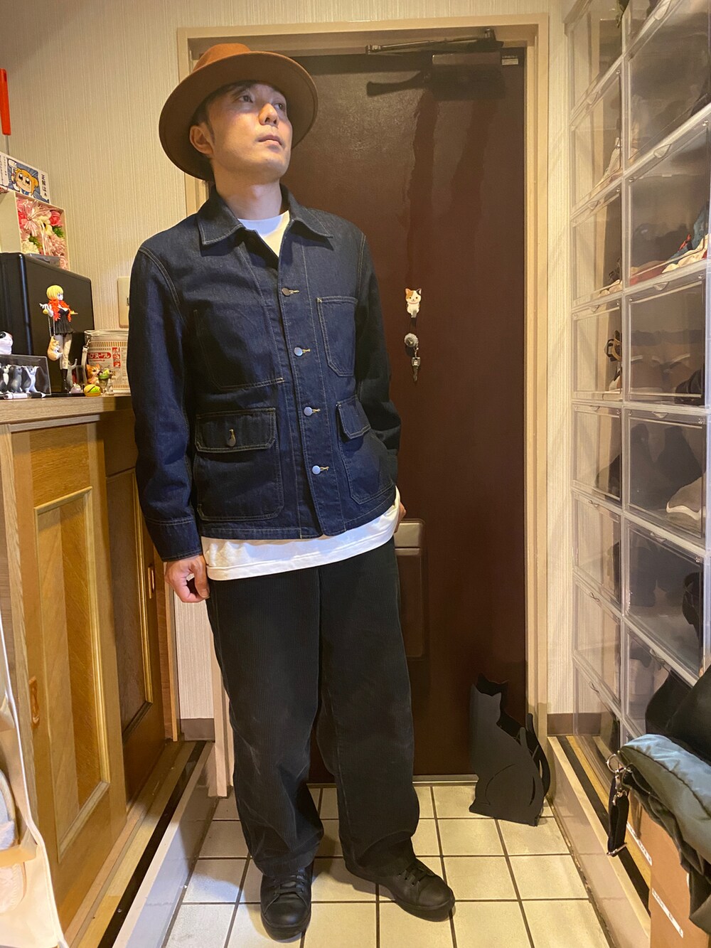 ブルー系のデニムジャケット、ブラック系のダッフルコート、ホワイト系のTシャツ/カットソーを着用したメンズの冬コーディネートの2枚目の写真