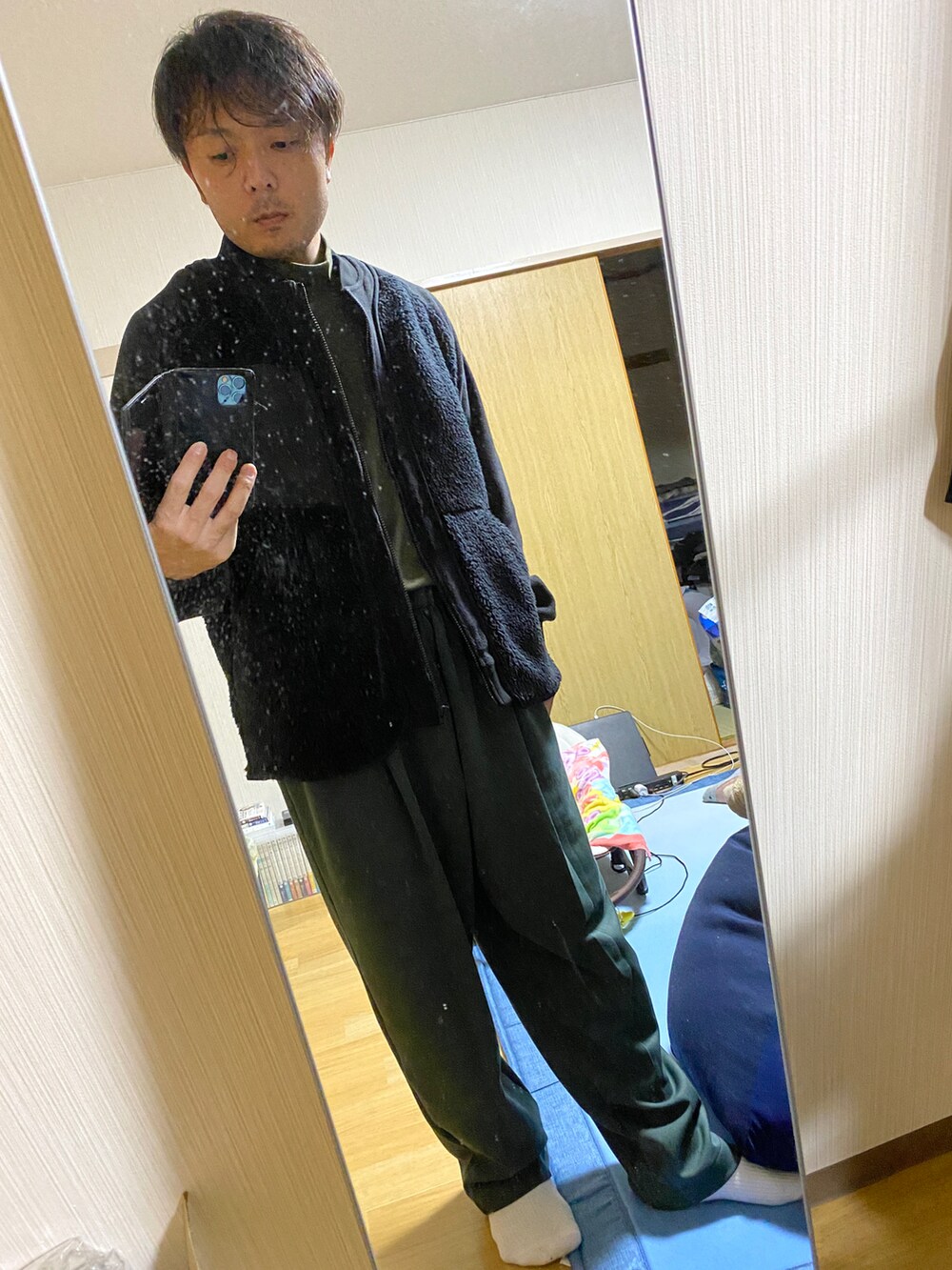 ホワイト系のTシャツ/カットソー、ブラック系のドレスシューズ、グリーン系のスウェットパンツを着用したメンズの秋コーディネートの3枚目の写真