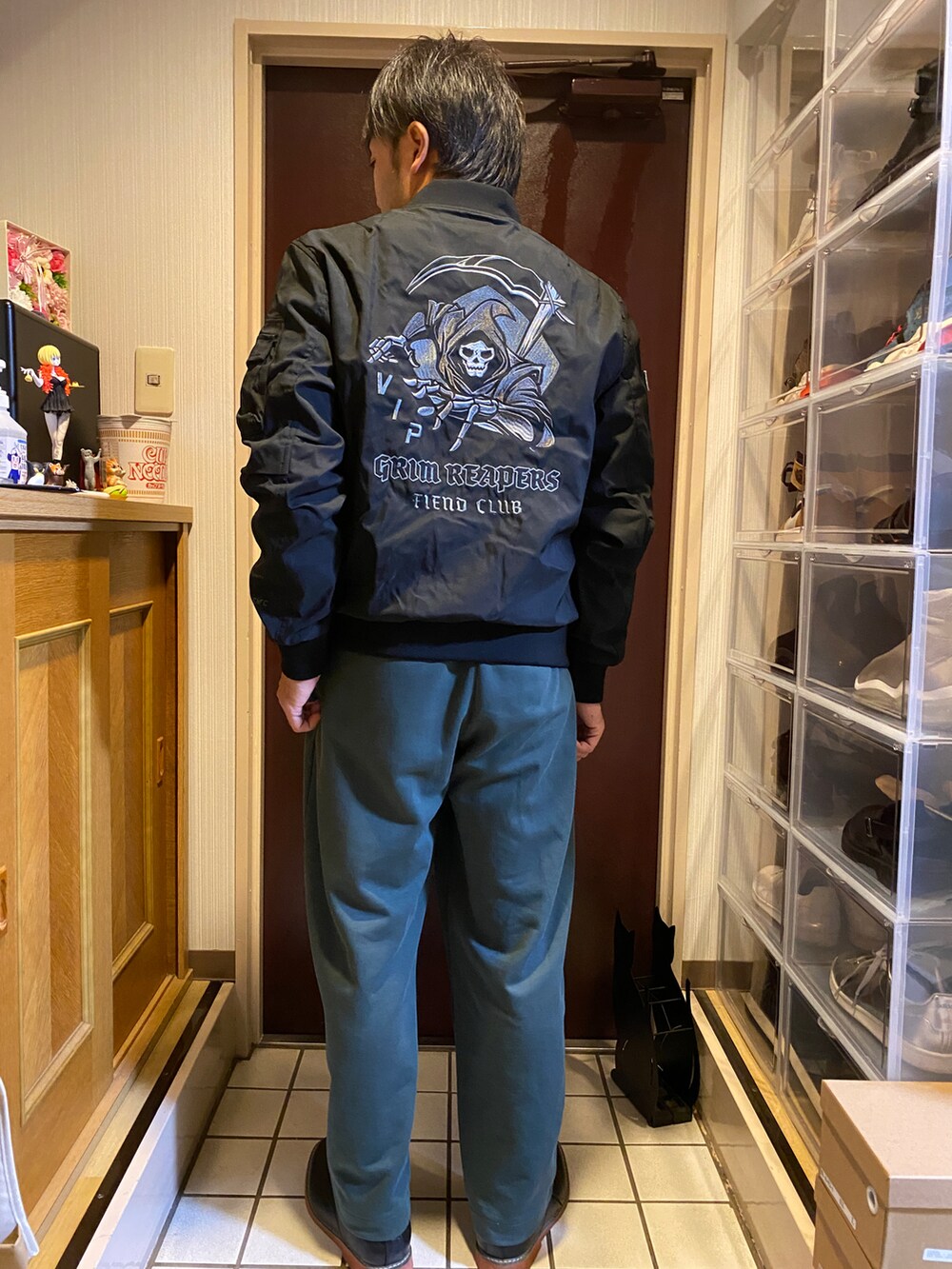 グリーン系のスウェットパンツ、ホワイト系のTシャツ/カットソー、ブラック系のMA-1を着用したメンズの秋コーディネートの2枚目の写真