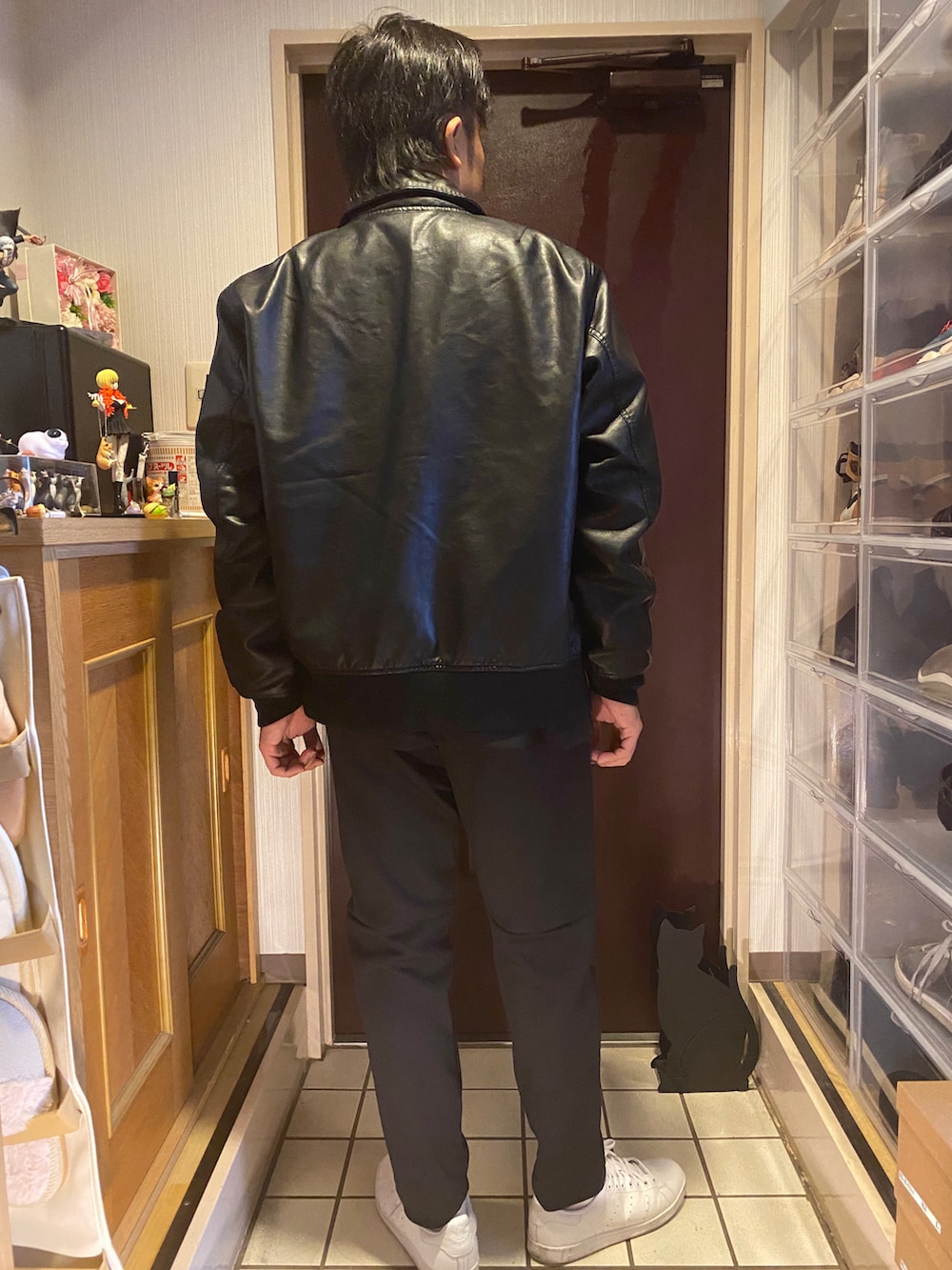 ホワイト系のスニーカー、ブラック系のパンツ、ホワイト系のTシャツ/カットソーを着用したメンズの冬コーディネートの2枚目の写真