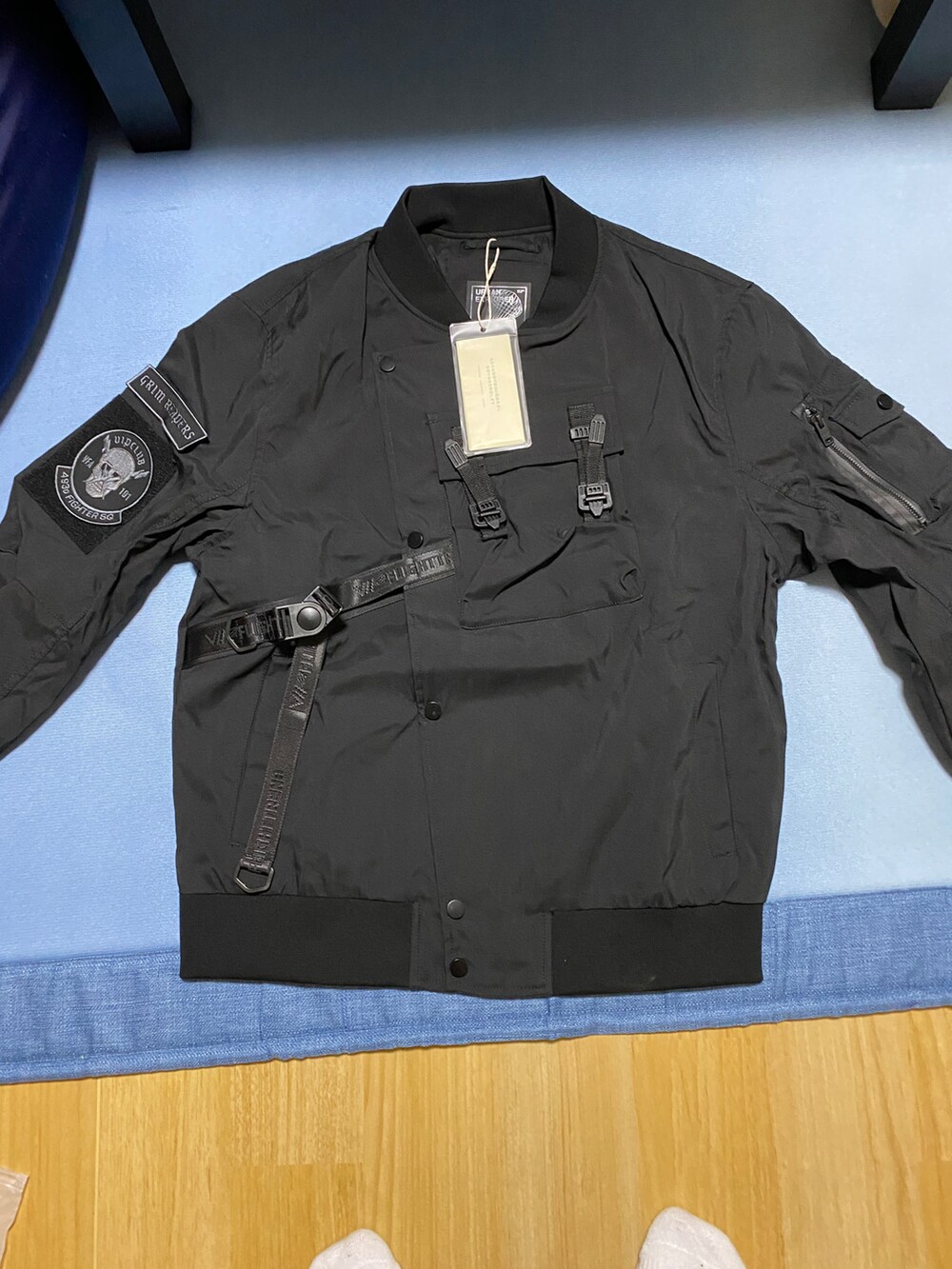 グリーン系のスウェットパンツ、ホワイト系のTシャツ/カットソー、ブラック系のMA-1を着用したメンズの秋コーディネートの4枚目の写真