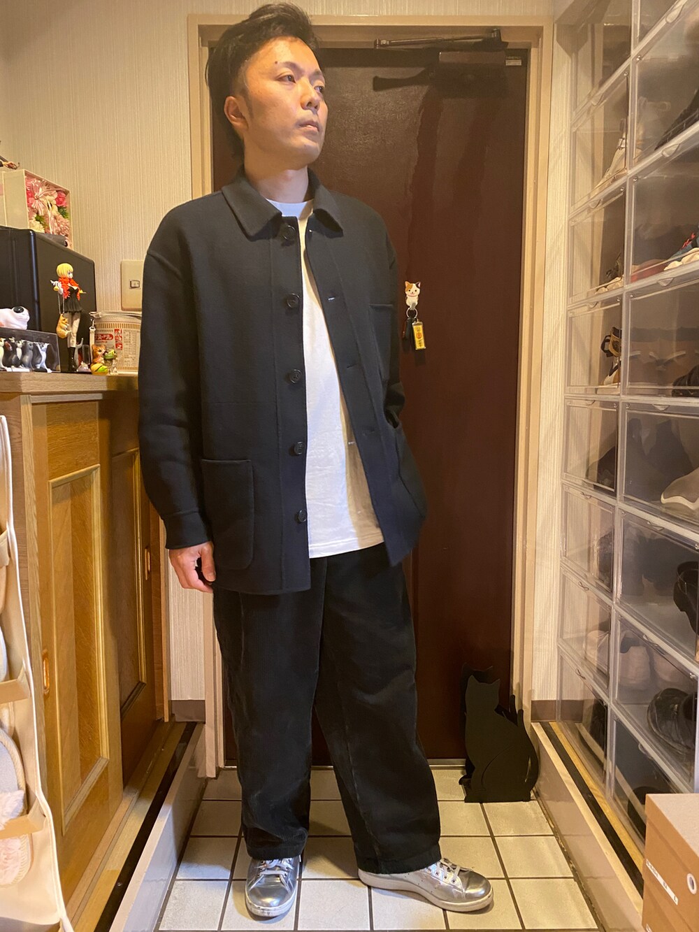 グレー系のその他アウター、グレー系のその他パンツ、シルバー系のスニーカーを着用したメンズの冬コーディネートの2枚目の写真