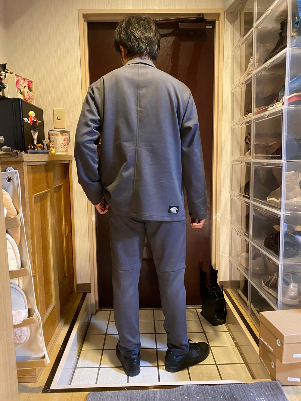 グレー系のスウェットパンツ、ホワイト系のTシャツ/カットソー、グレー系のテーラードジャケットを着用したメンズの秋コーディネートの2枚目の写真