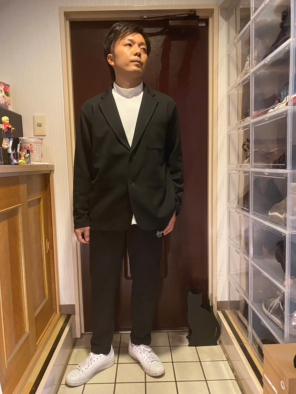 ホワイト系のスニーカー、ブラック系のパンツ、ホワイト系のTシャツ/カットソーを着用したメンズの冬コーディネートの3枚目の写真