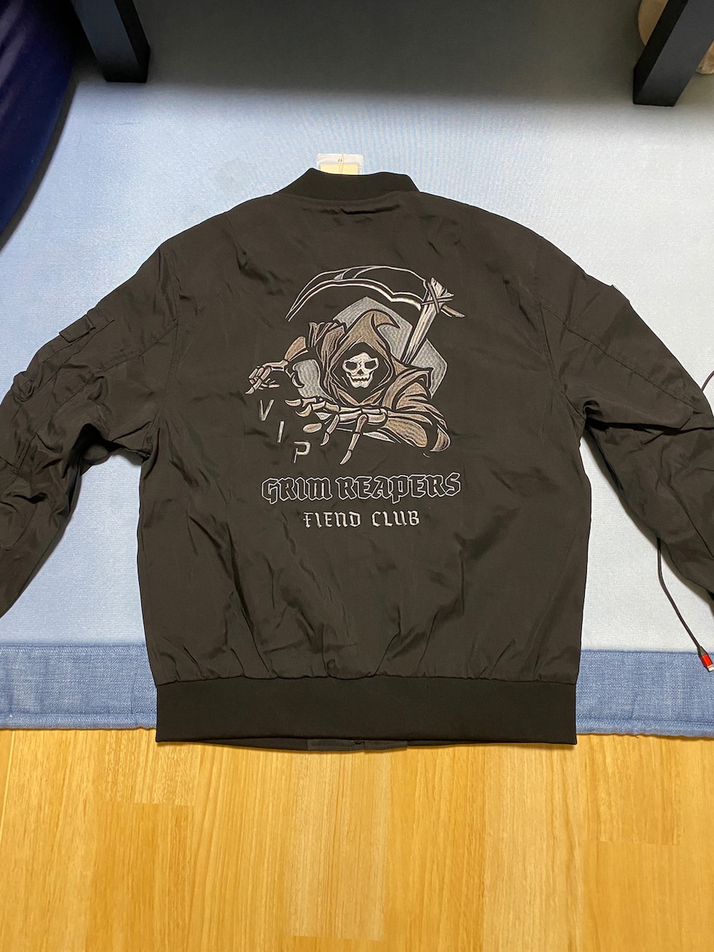 グリーン系のスウェットパンツ、ホワイト系のTシャツ/カットソー、ブラック系のMA-1を着用したメンズの秋コーディネートの5枚目の写真