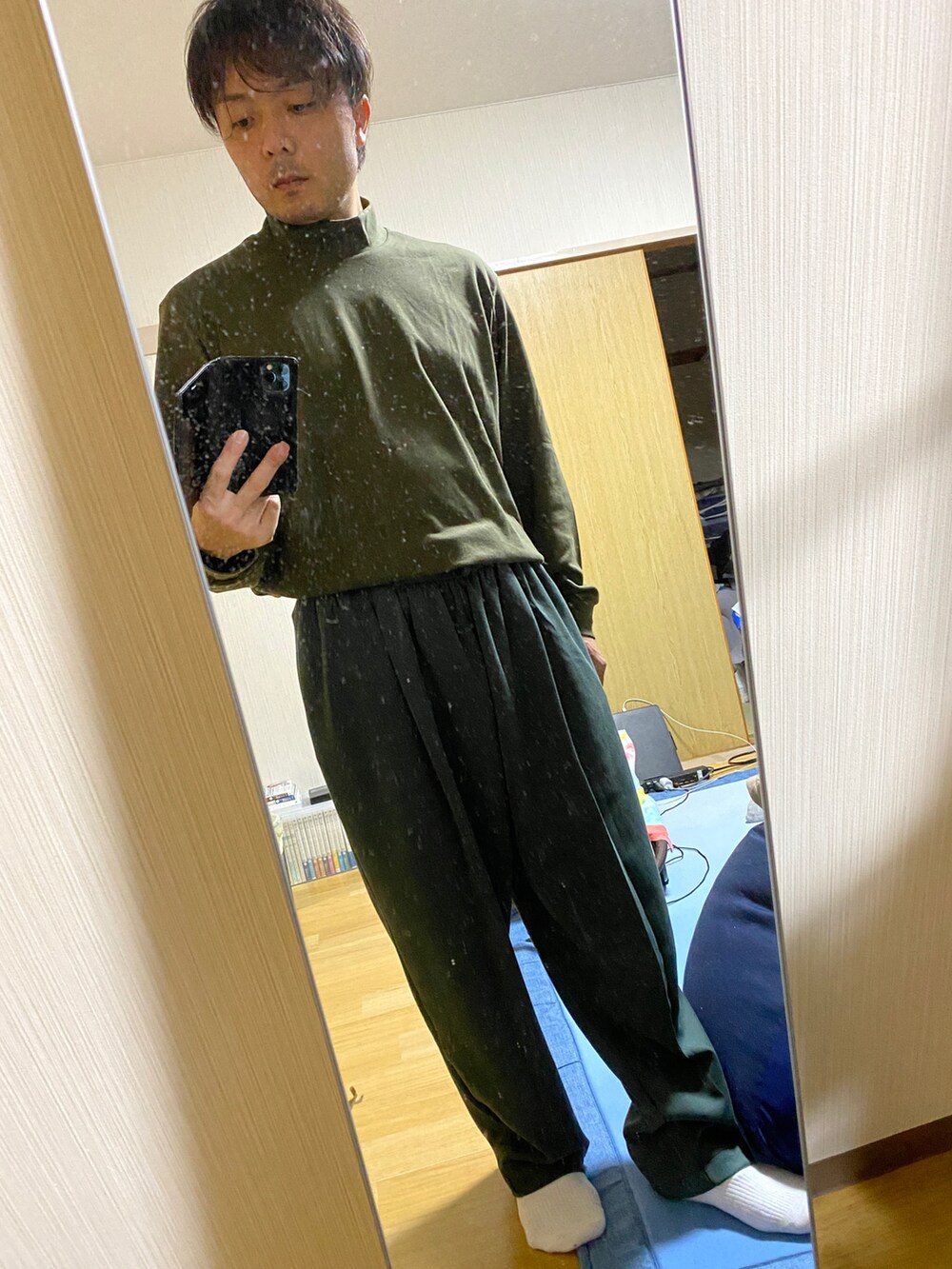 ホワイト系のTシャツ/カットソー、ブラック系のドレスシューズ、グリーン系のスウェットパンツを着用したメンズの秋コーディネートの2枚目の写真