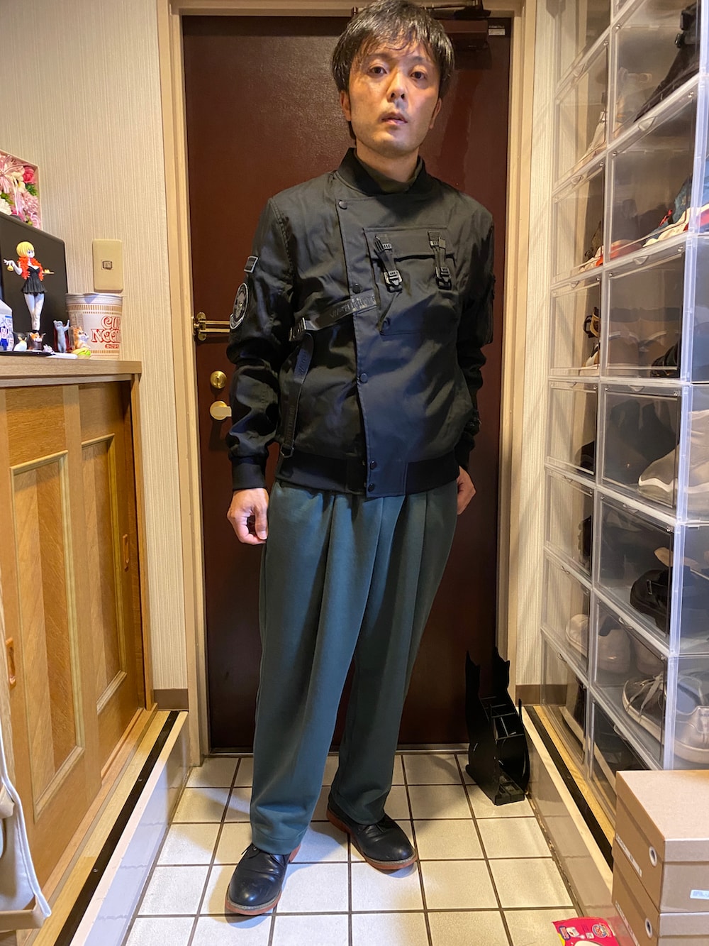 グリーン系のスウェットパンツ、ホワイト系のTシャツ/カットソー、ブラック系のMA-1を着用したメンズの秋コーディネートの3枚目の写真