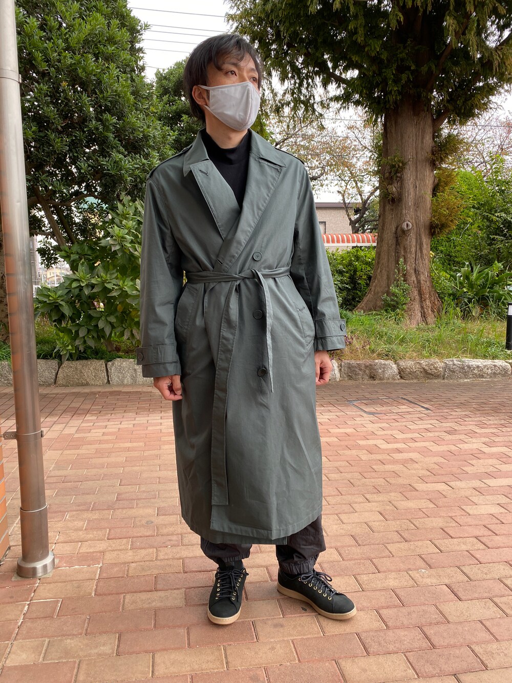 グレー系のその他パンツ、ブラック系のTシャツ/カットソー、ブラック系のスニーカーを着用したメンズの秋コーディネートの3枚目の写真