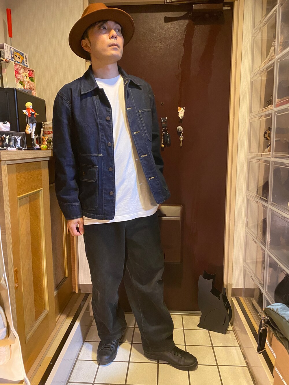 ブルー系のデニムジャケット、ブラック系のダッフルコート、ホワイト系のTシャツ/カットソーを着用したメンズの冬コーディネートの3枚目の写真