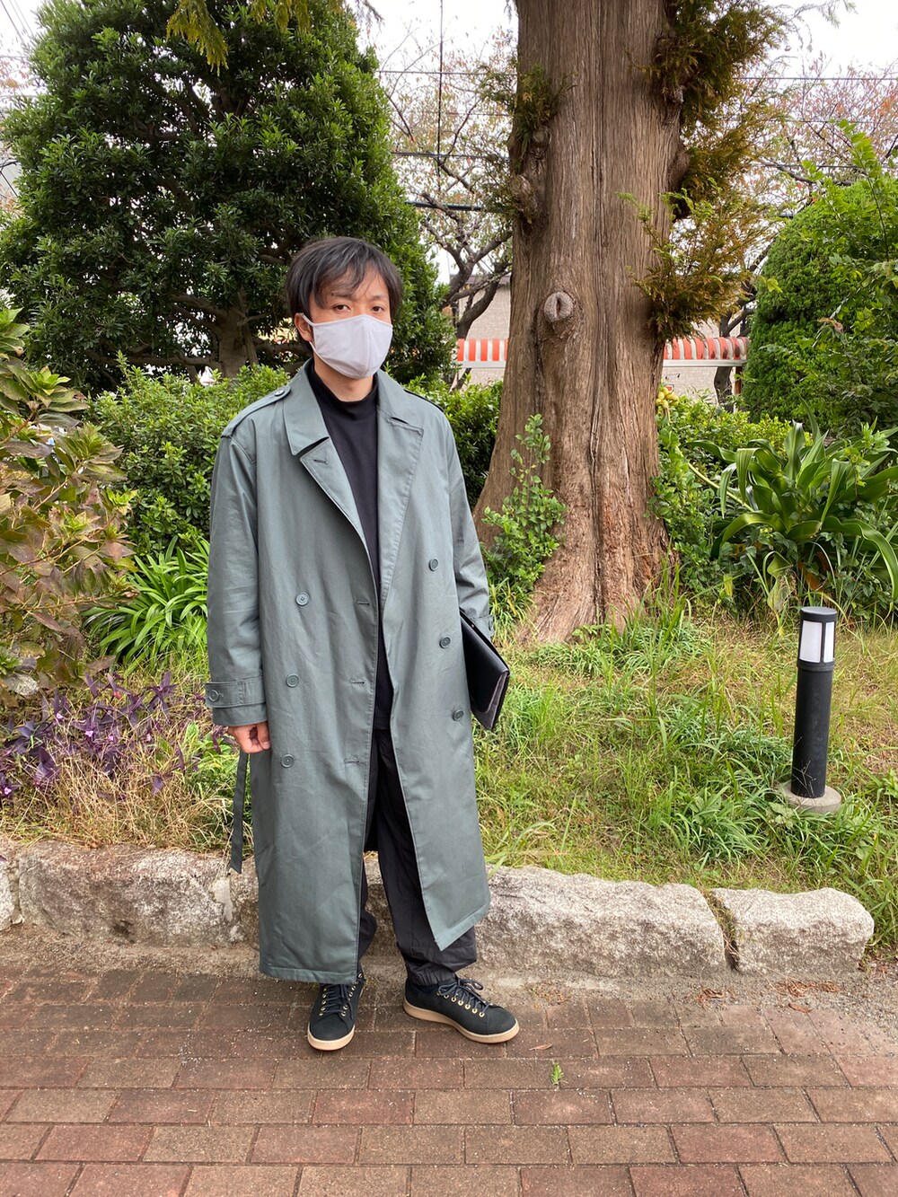 グレー系のその他パンツ、ブラック系のTシャツ/カットソー、ブラック系のスニーカーを着用したメンズの秋コーディネートの2枚目の写真