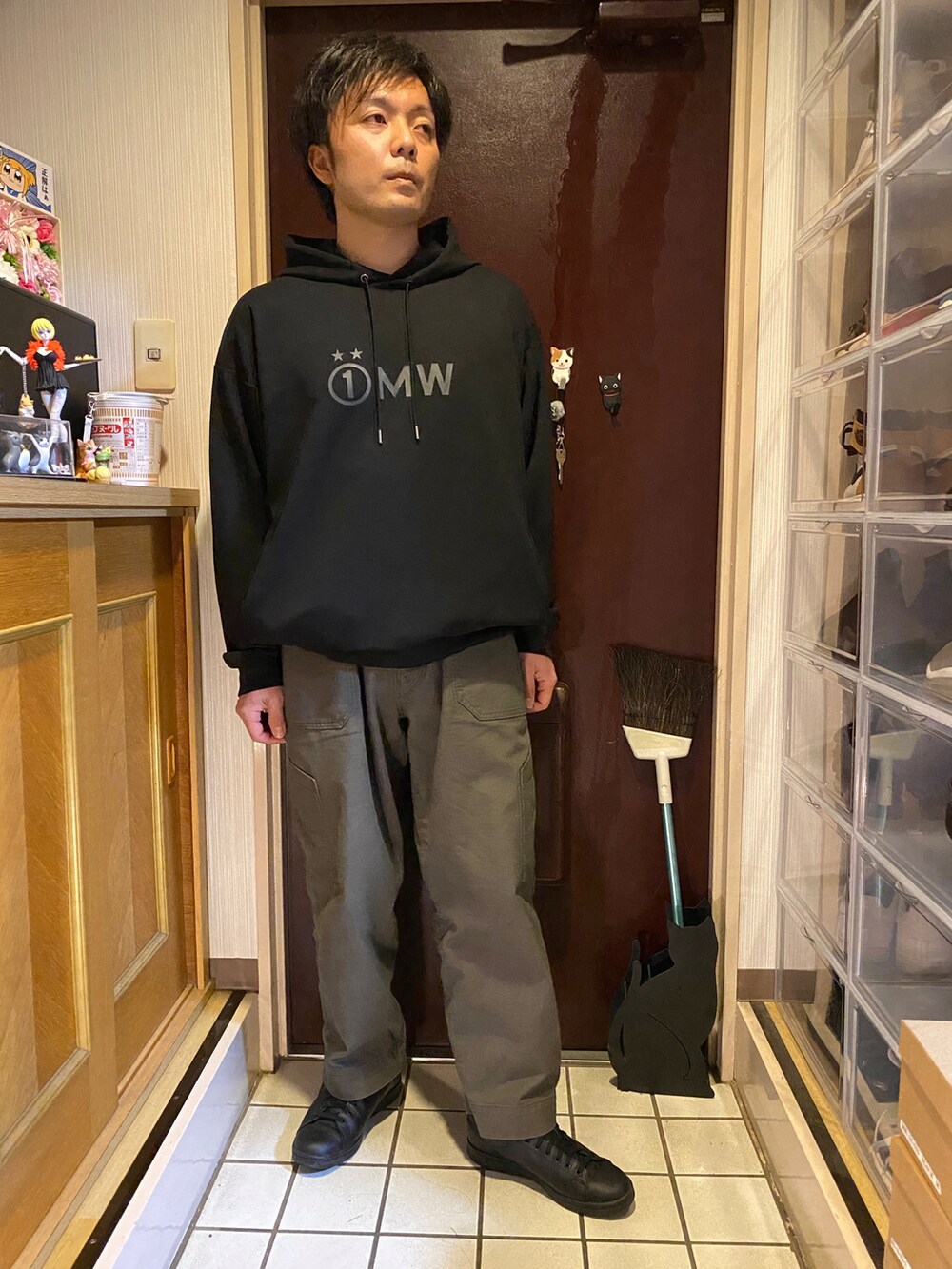 ホワイト系のダウンジャケット/コート、ブラック系のパーカー、グリーン系のパンツを着用したメンズの冬コーディネートの2枚目の写真