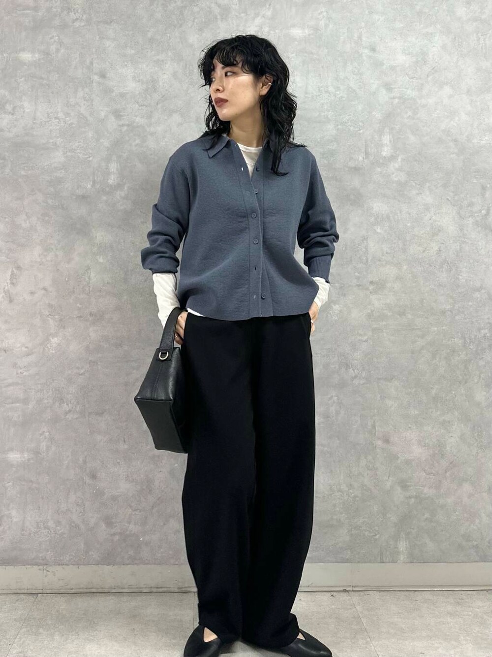 ブラック系のその他パンツ、ホワイト系のTシャツ/カットソー、ブラック系のパンプスを着用したレディースの春コーディネートの4枚目の写真