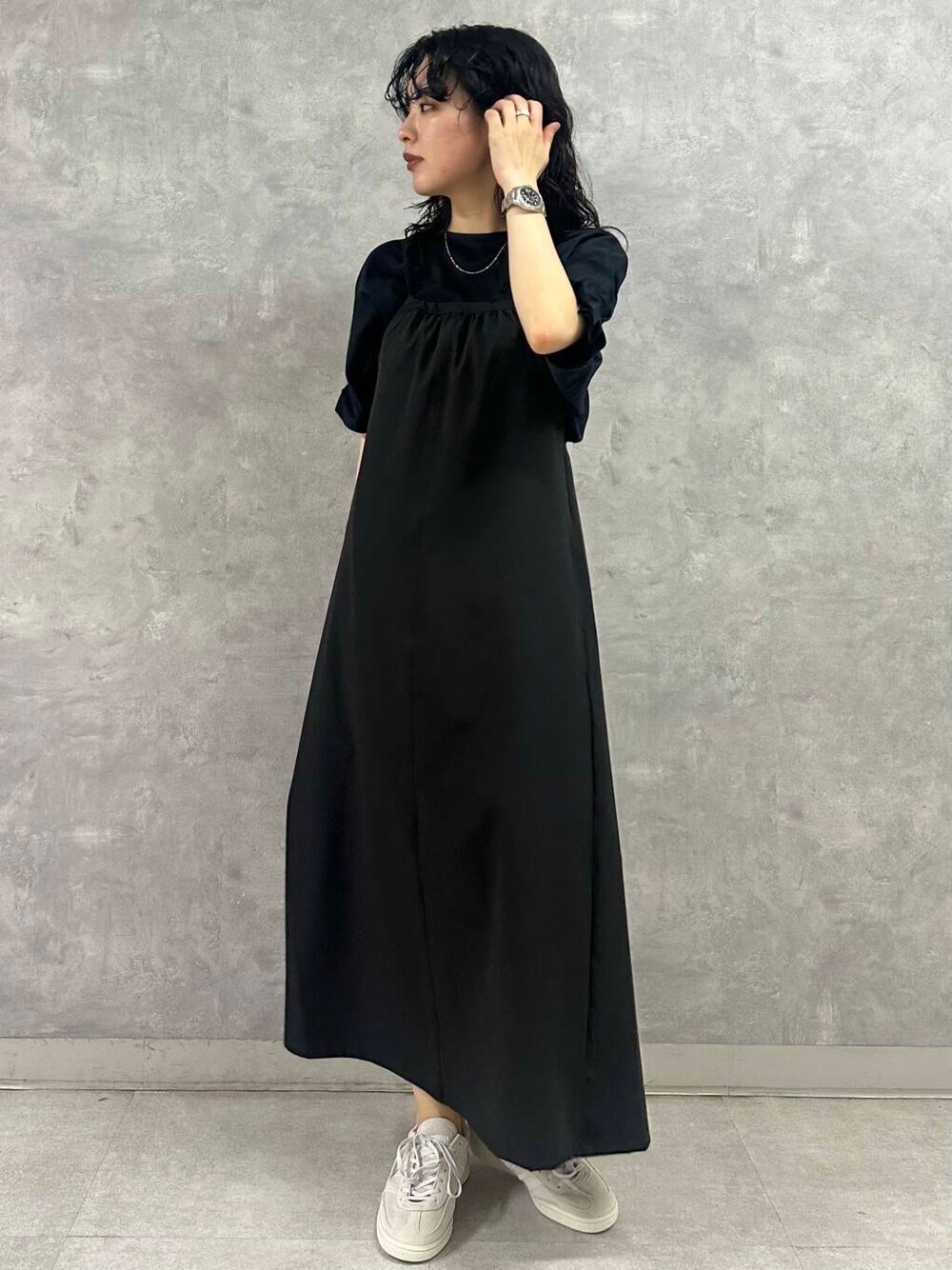 ブラック系のTシャツ/カットソー、ブラック系のワンピース、ホワイト系のスニーカーを着用したレディースの春コーディネートの2枚目の写真