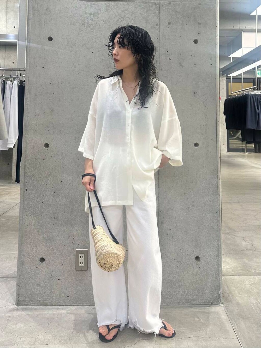 ホワイト系のシャツ/ブラウスを着用したレディースの夏コーディネートの6枚目の写真