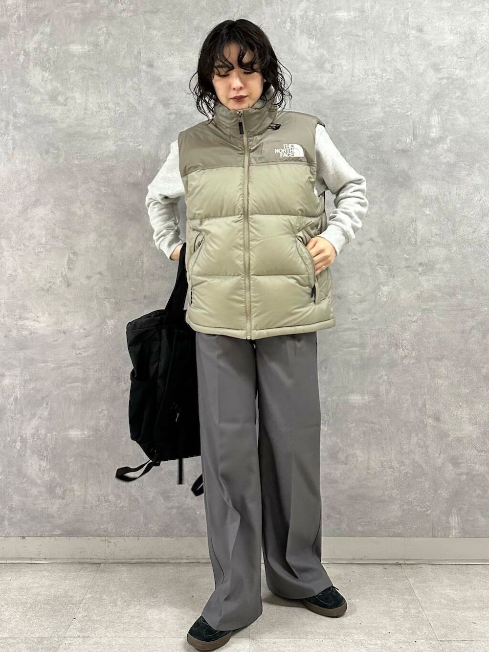 グレー系のその他パンツ、グレー系のTシャツ/カットソー、ブラック系のバックパック/リュックを着用したレディースの冬コーディネートの3枚目の写真