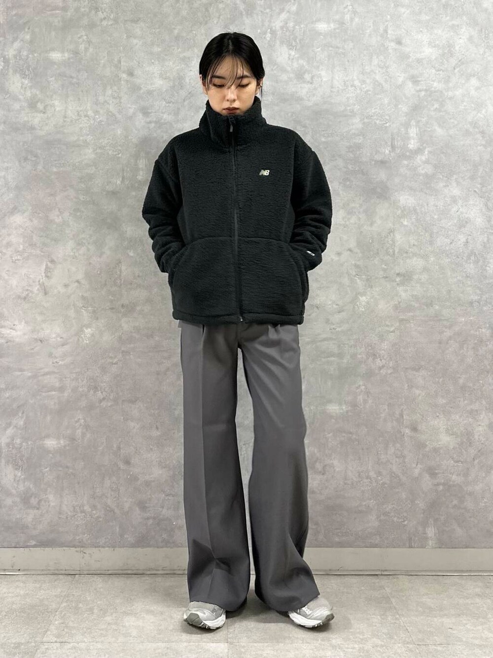 ブラック系のその他アウター、グレー系のその他パンツ、グリーン系のニット/セーターを着用したレディースの秋コーディネートの3枚目の写真