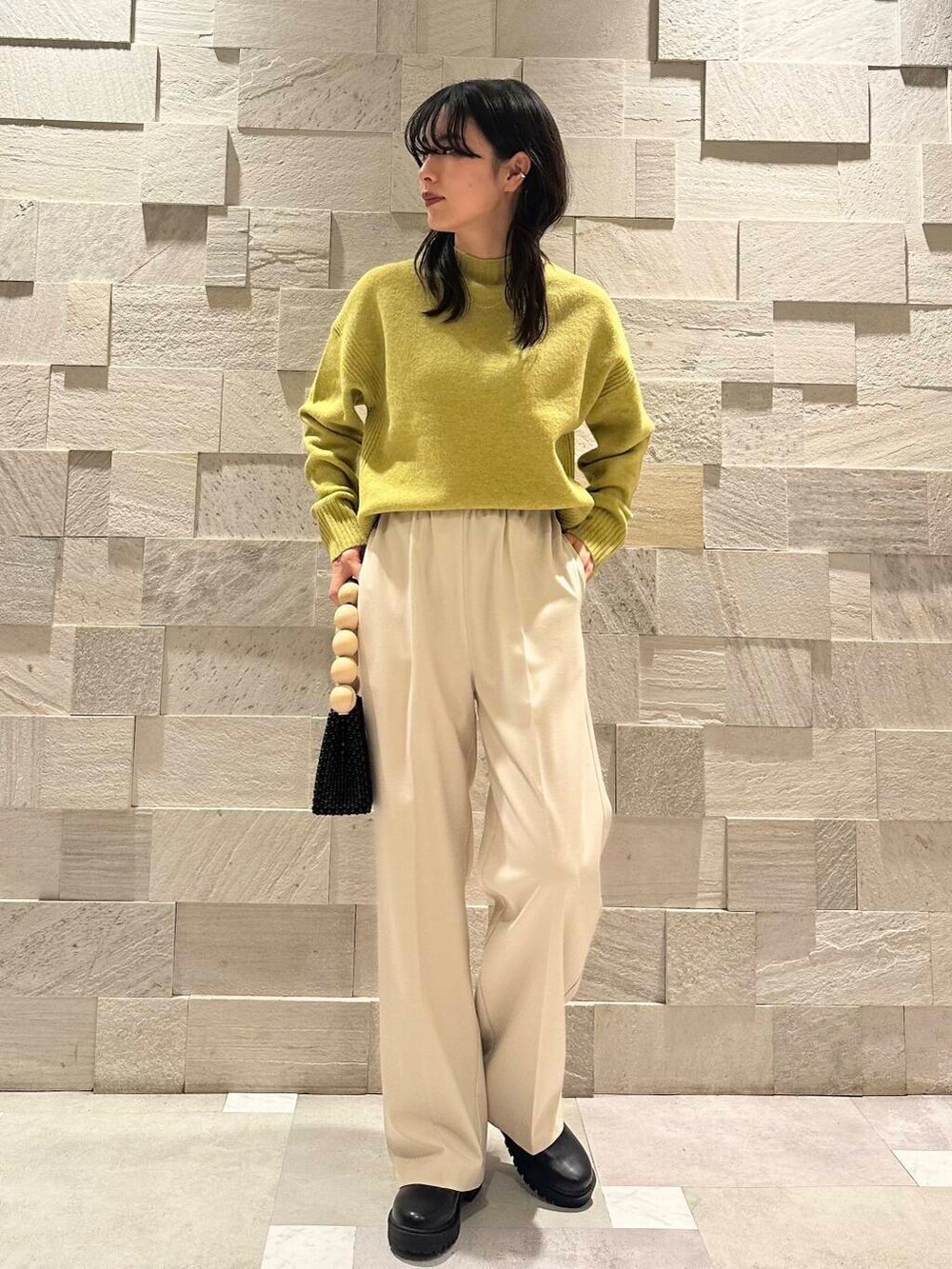 ブラック系のブーツ、ホワイト系のその他パンツ、ブラック系のダウンジャケット/コートを着用したレディースの冬コーディネートの5枚目の写真