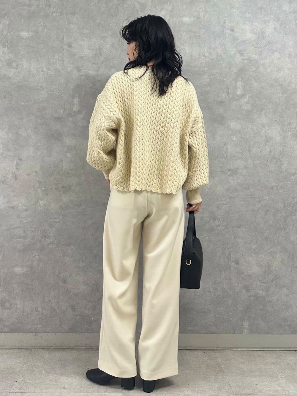 ベージュ系のその他アウター、ホワイト系のその他パンツ、ベージュ系のニット/セーターを着用したレディースの冬コーディネートの8枚目の写真