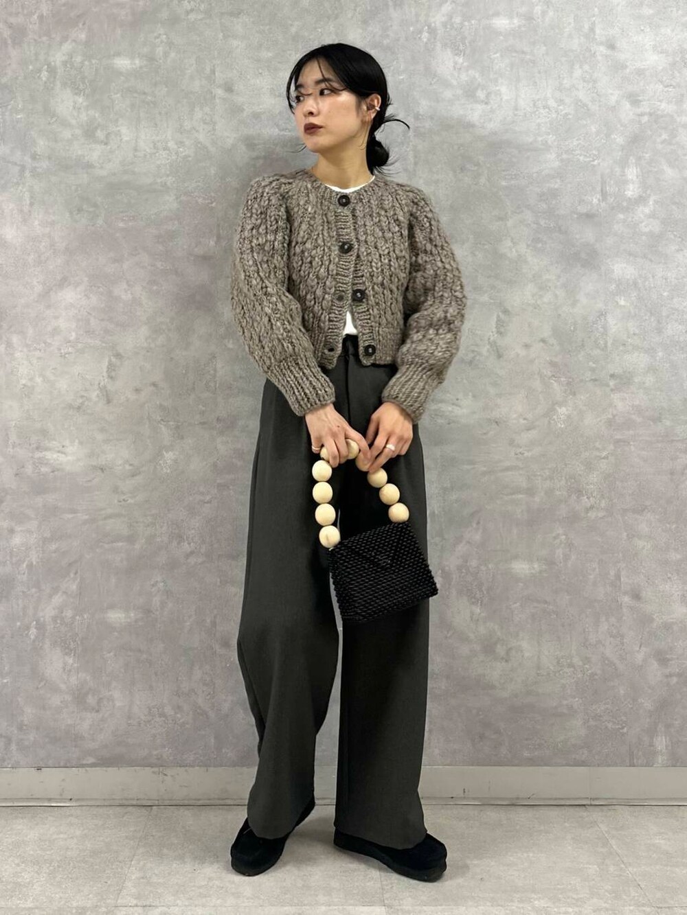 ブラック系のブーツ、ブラウン系のカーディガン/ボレロ、グレー系のその他パンツを着用したレディースの秋コーディネートの2枚目の写真