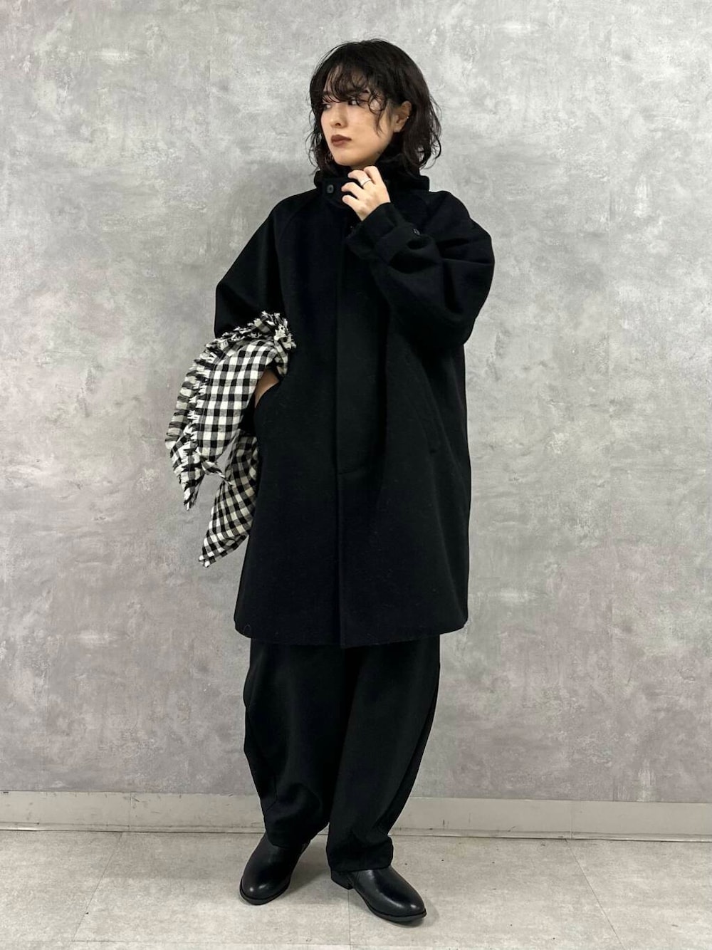 ホワイト系のTシャツ/カットソー、ブラック系のその他パンツ、ブラック系のその他アウターを着用したレディースの冬コーディネートの3枚目の写真