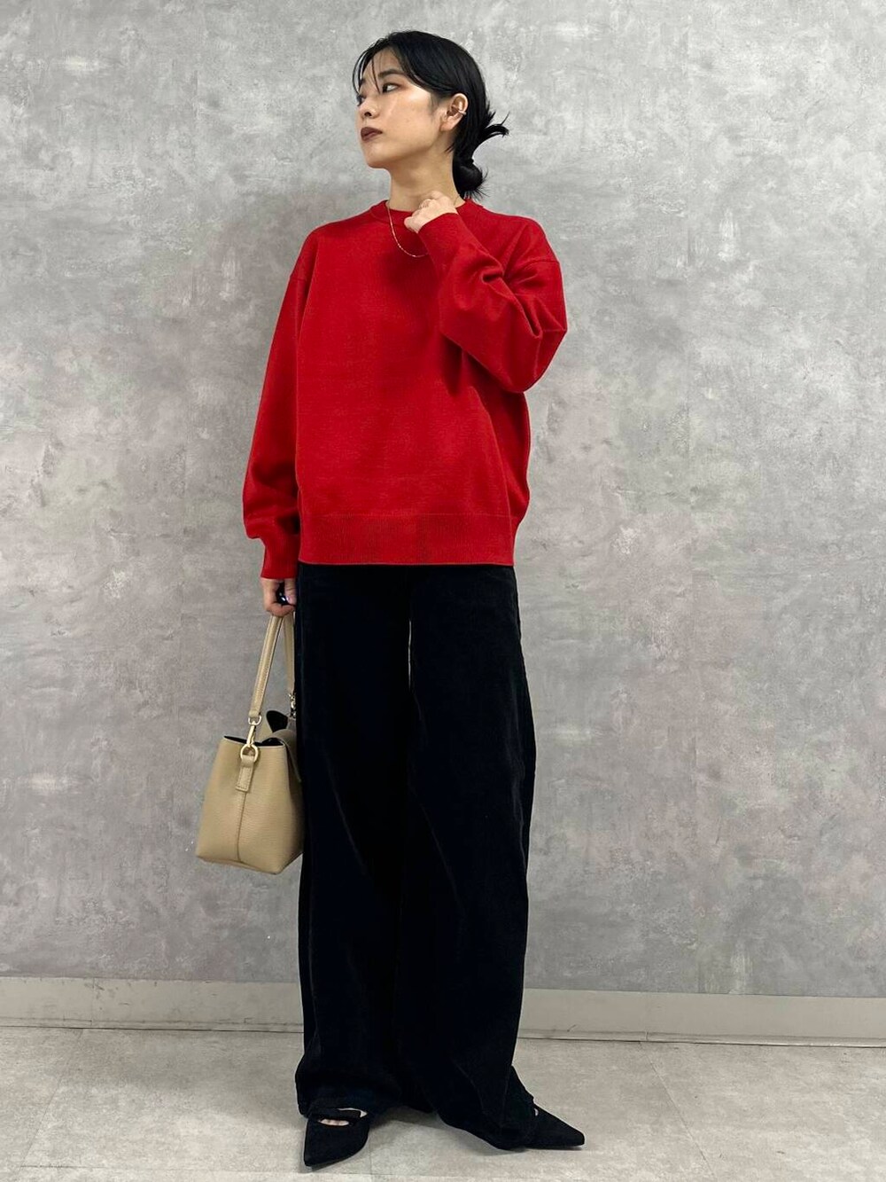 ベージュ系のショルダーバッグ、レッド系のニット/セーター、ブラック系のパンプスを着用したレディースの秋コーディネートの3枚目の写真