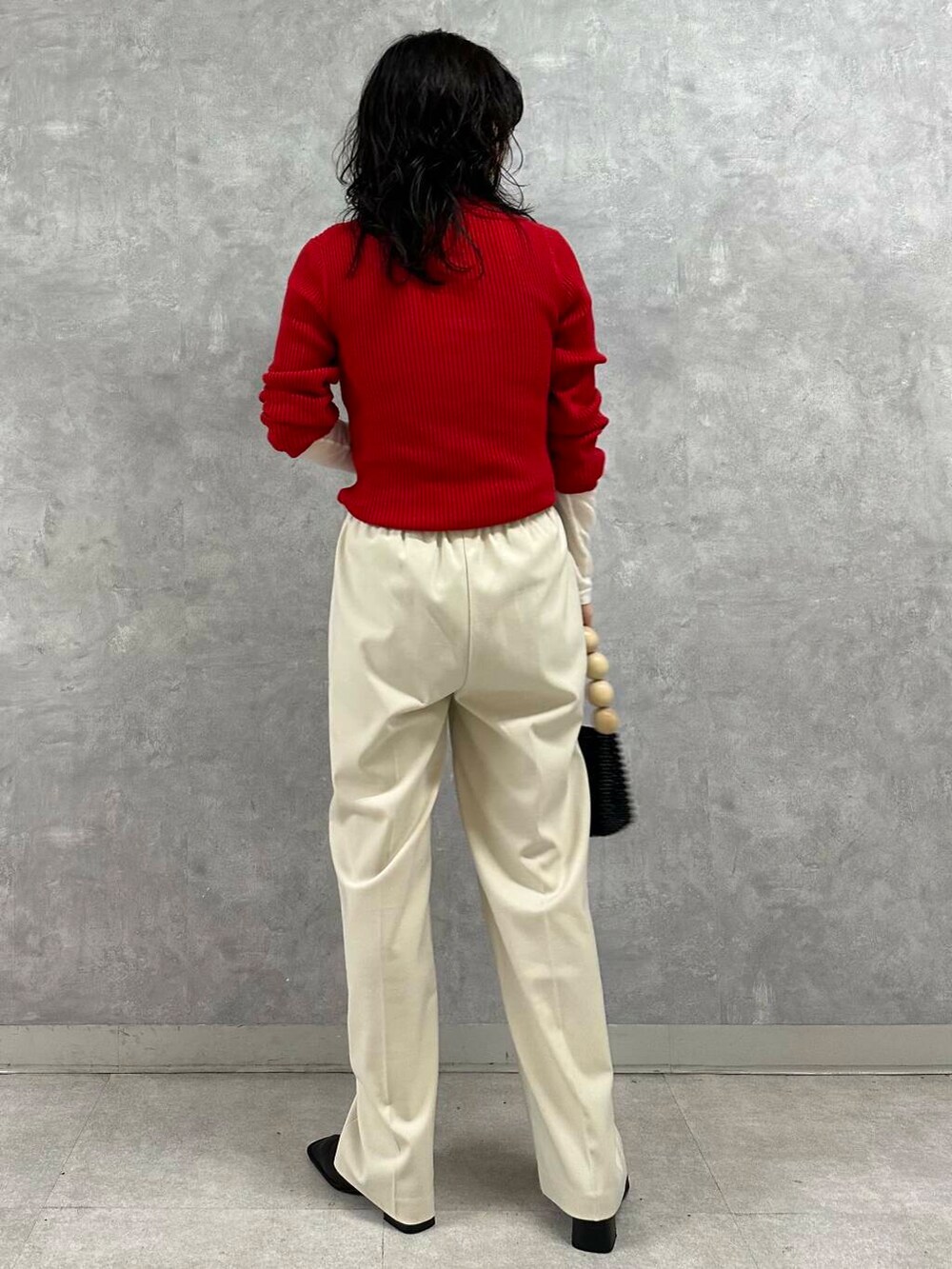 ホワイト系のTシャツ/カットソー、グレー系のその他アウター、ホワイト系のその他パンツを着用したレディースの冬コーディネートの3枚目の写真