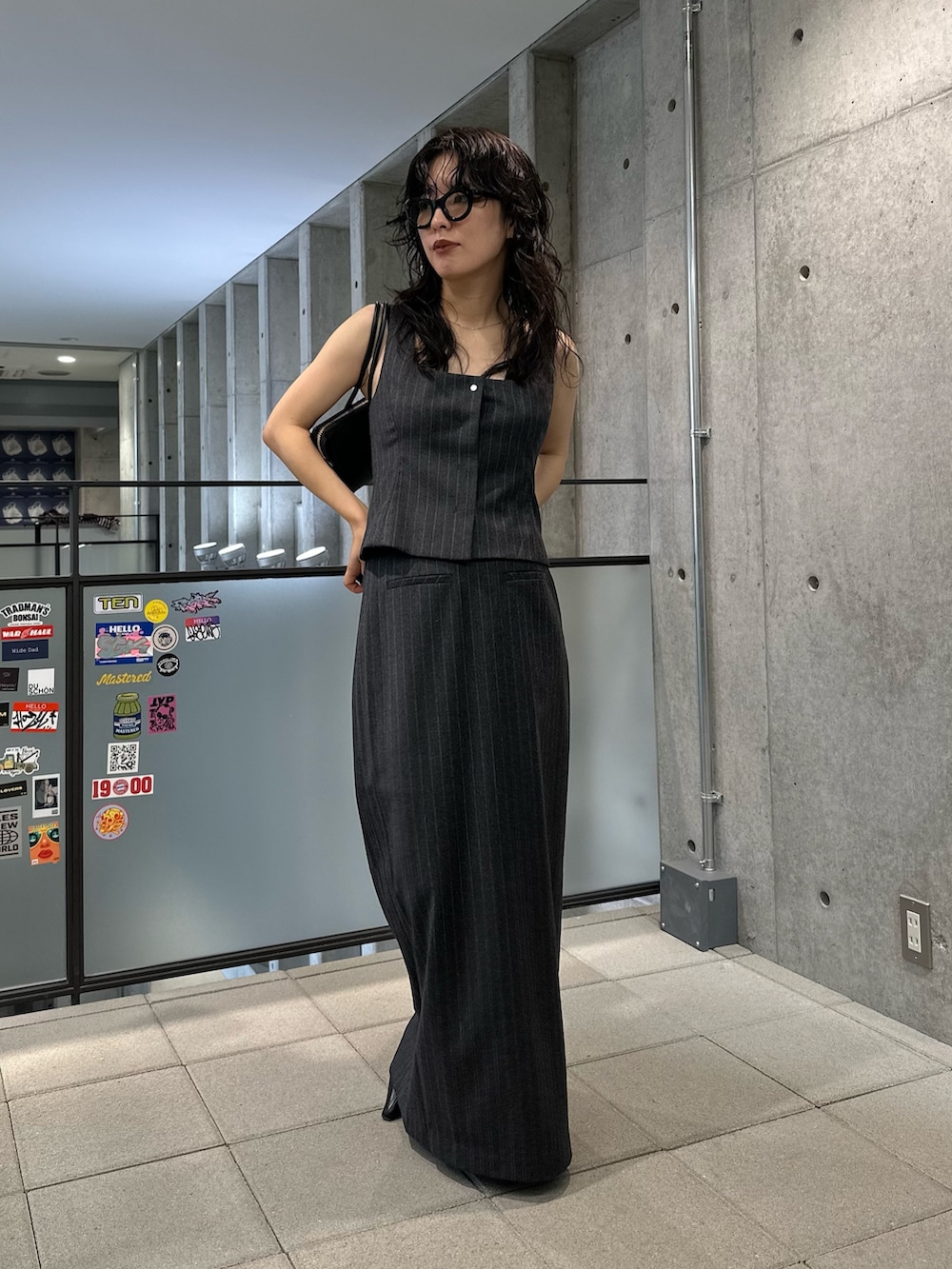 その他のベスト、その他のスカート、ブラック系のブーツを着用したレディースの秋コーディネートの5枚目の写真