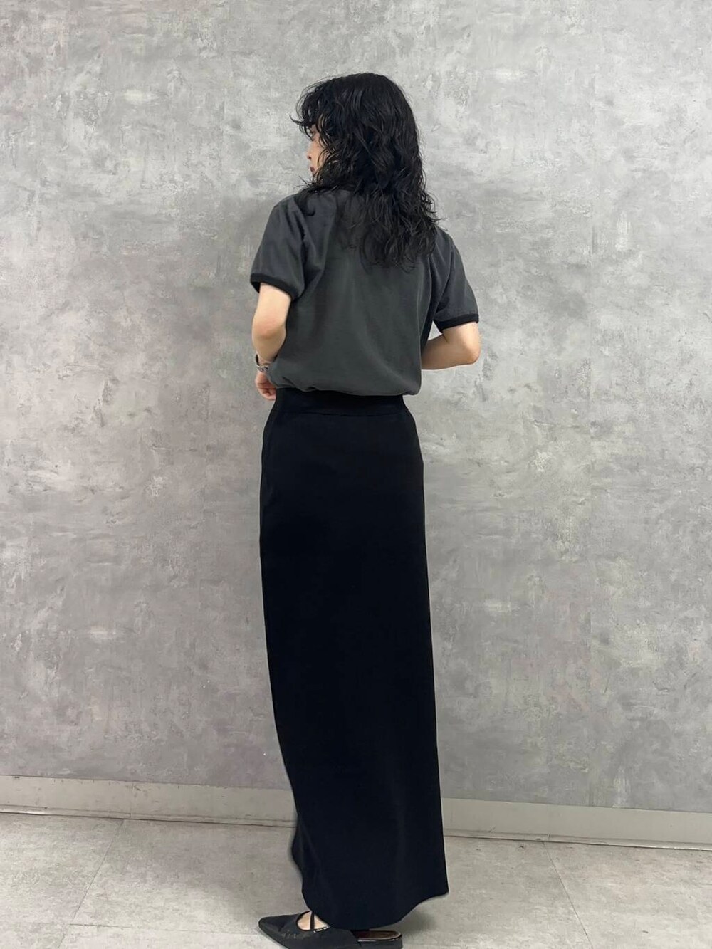 ブラック系のTシャツ/カットソー、ブラック系のスカート、ホワイト系のその他アウターを着用したレディースの春コーディネートの6枚目の写真