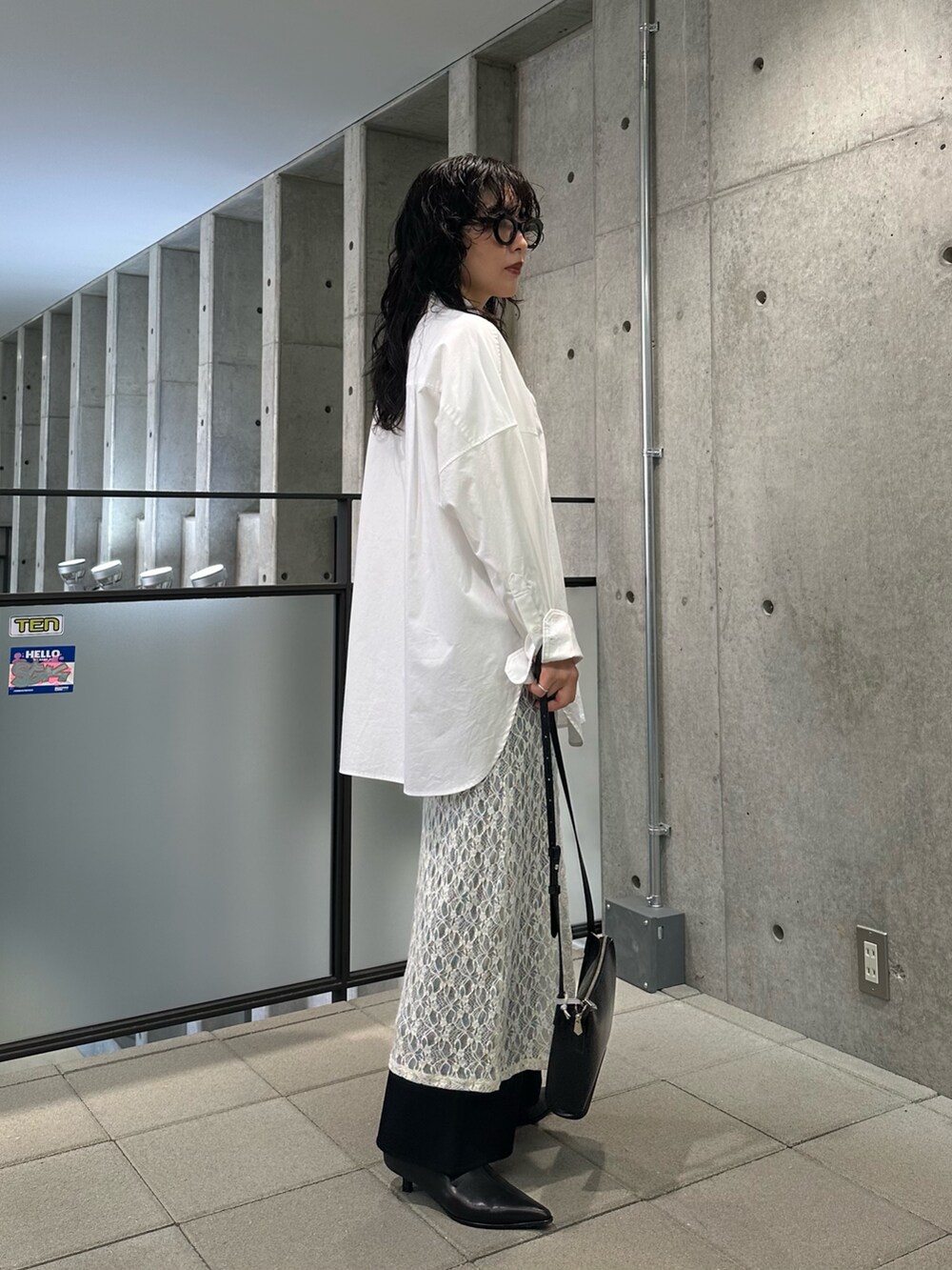 ホワイト系のワンピース、ブラック系のその他パンツ、ブラウン系のベストを着用したレディースの夏コーディネートの4枚目の写真