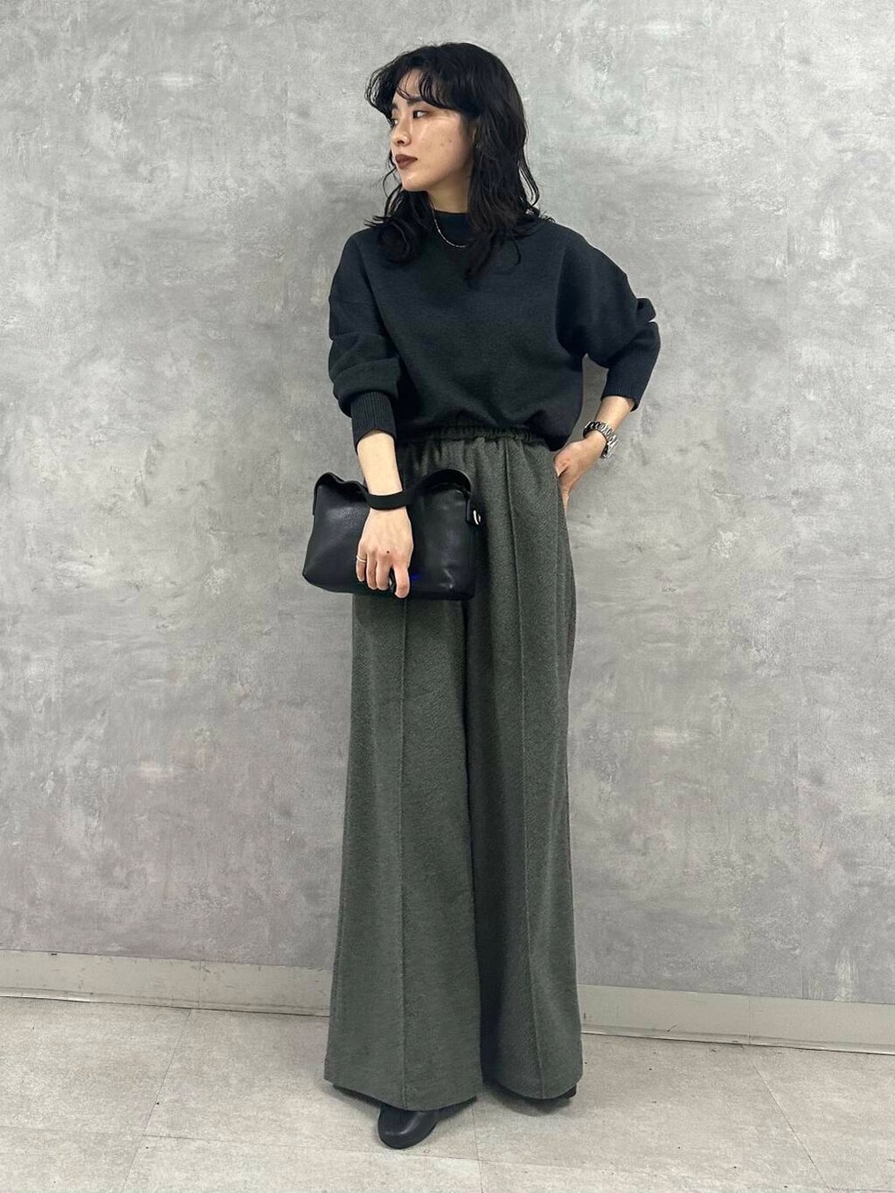 ブラック系のブーツ、グレー系のニット/セーター、グレー系のその他パンツを着用したレディースの冬コーディネートの3枚目の写真