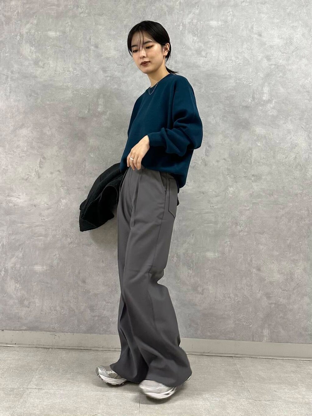 ブラック系のその他アウター、グレー系のその他パンツ、グリーン系のニット/セーターを着用したレディースの秋コーディネートの5枚目の写真