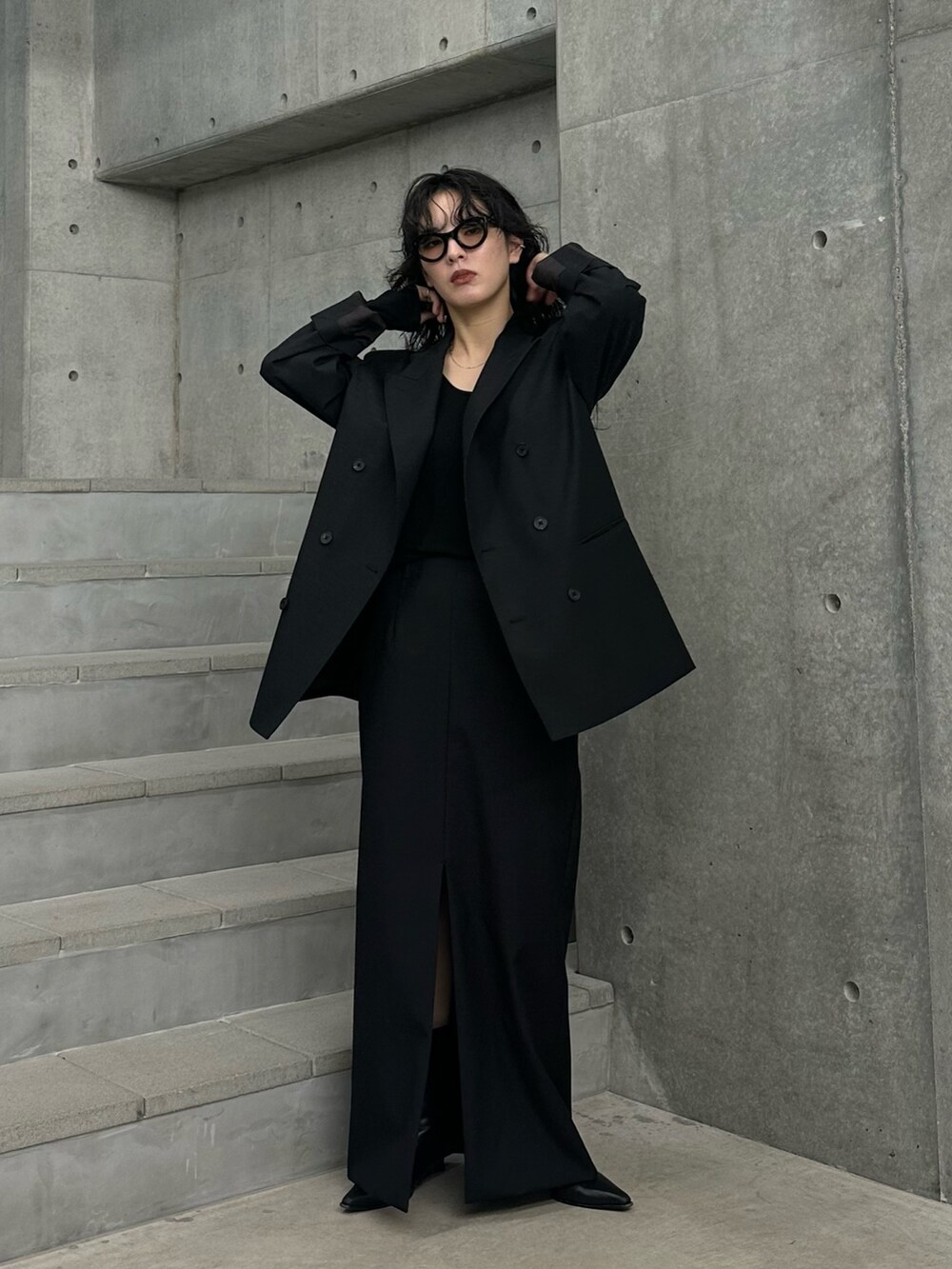 ブラック系のその他アウター、ブラック系のスカート、ブラック系のブーツを着用したレディースの秋コーディネートの2枚目の写真