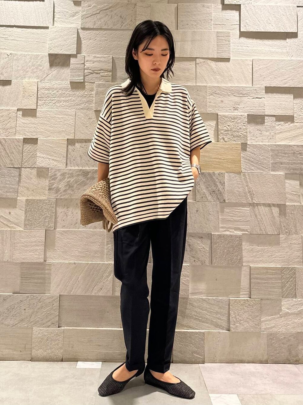 ブラック系のパンプス、グレー系のトートバッグ、ホワイト系のニット/セーターを着用したレディースの夏コーディネートの2枚目の写真