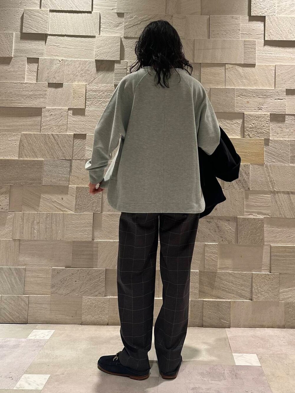 ブルー系のその他アウター、グリーン系のTシャツ/カットソー、グレー系のその他パンツを着用したレディースの冬コーディネートの5枚目の写真