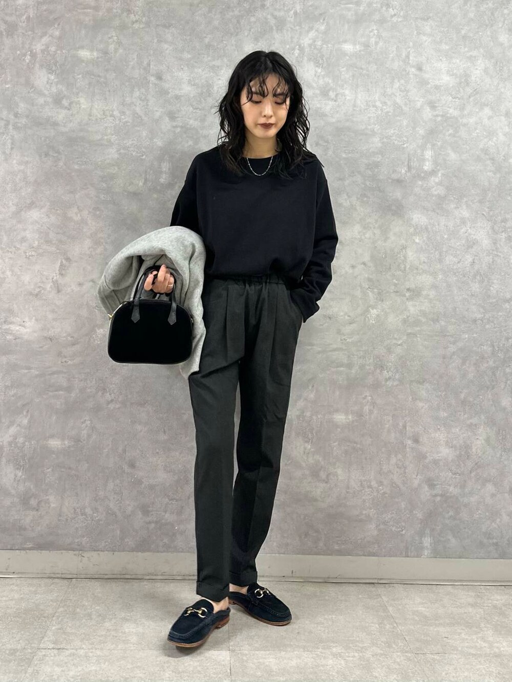 グレー系のその他アウター、ブラック系のショルダーバッグ、グレー系のその他パンツを着用したレディースの冬コーディネートの3枚目の写真
