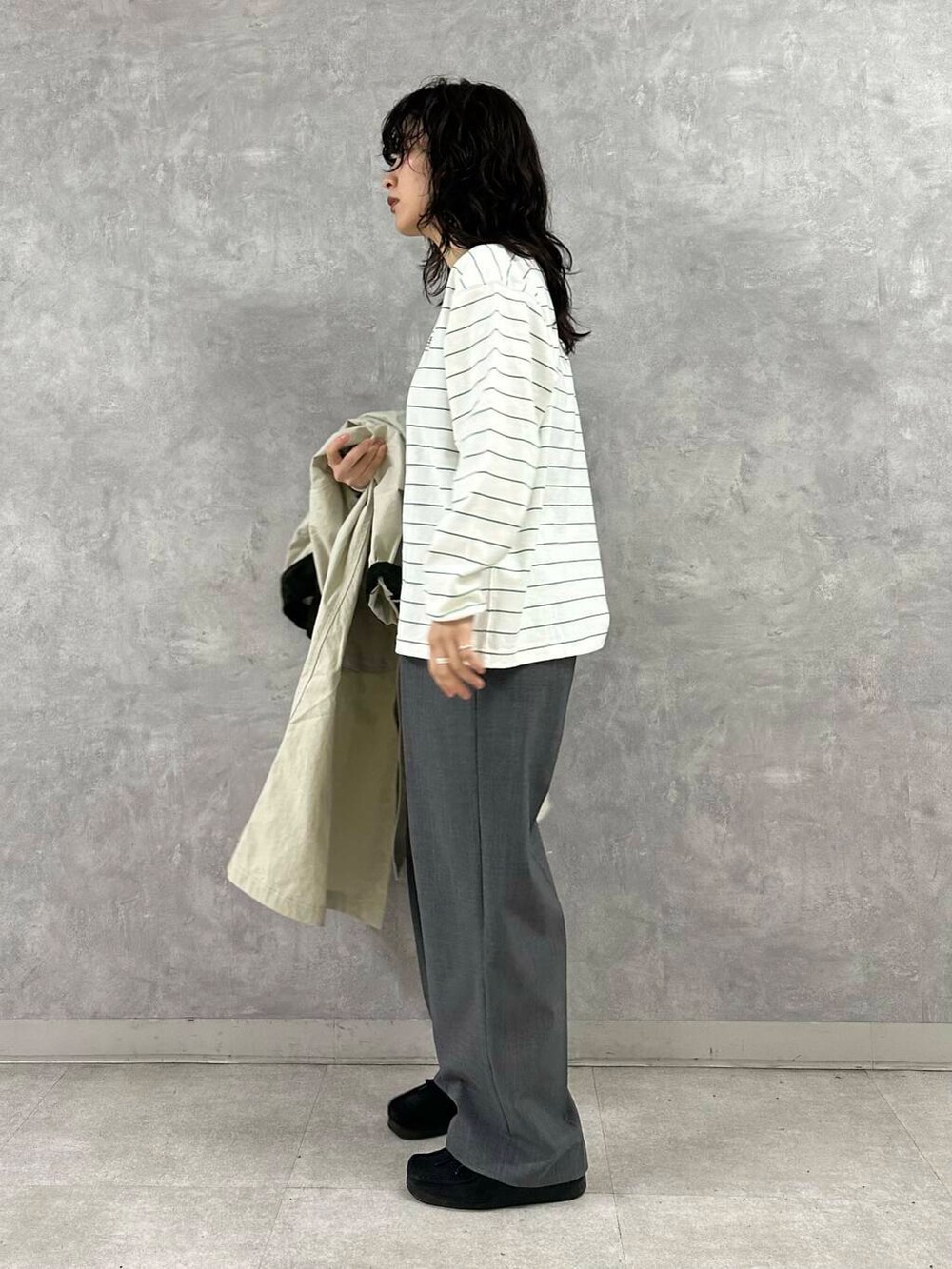 グレー系のその他パンツを着用したレディースの冬コーディネートの4枚目の写真