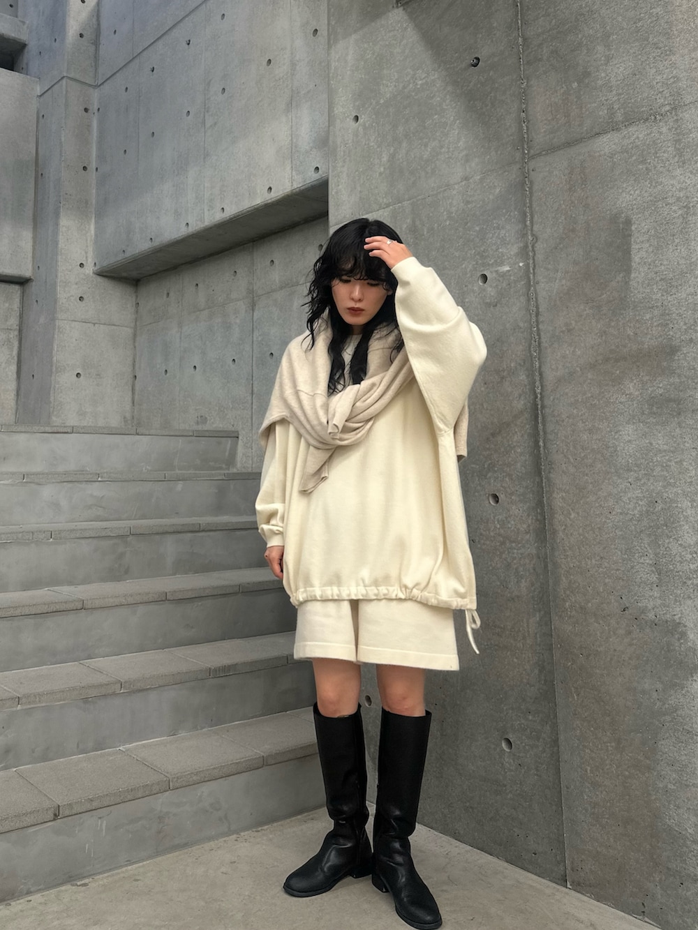 ベージュ系のニット/セーター、ベージュ系のその他パンツを着用したレディースの冬コーディネートの3枚目の写真