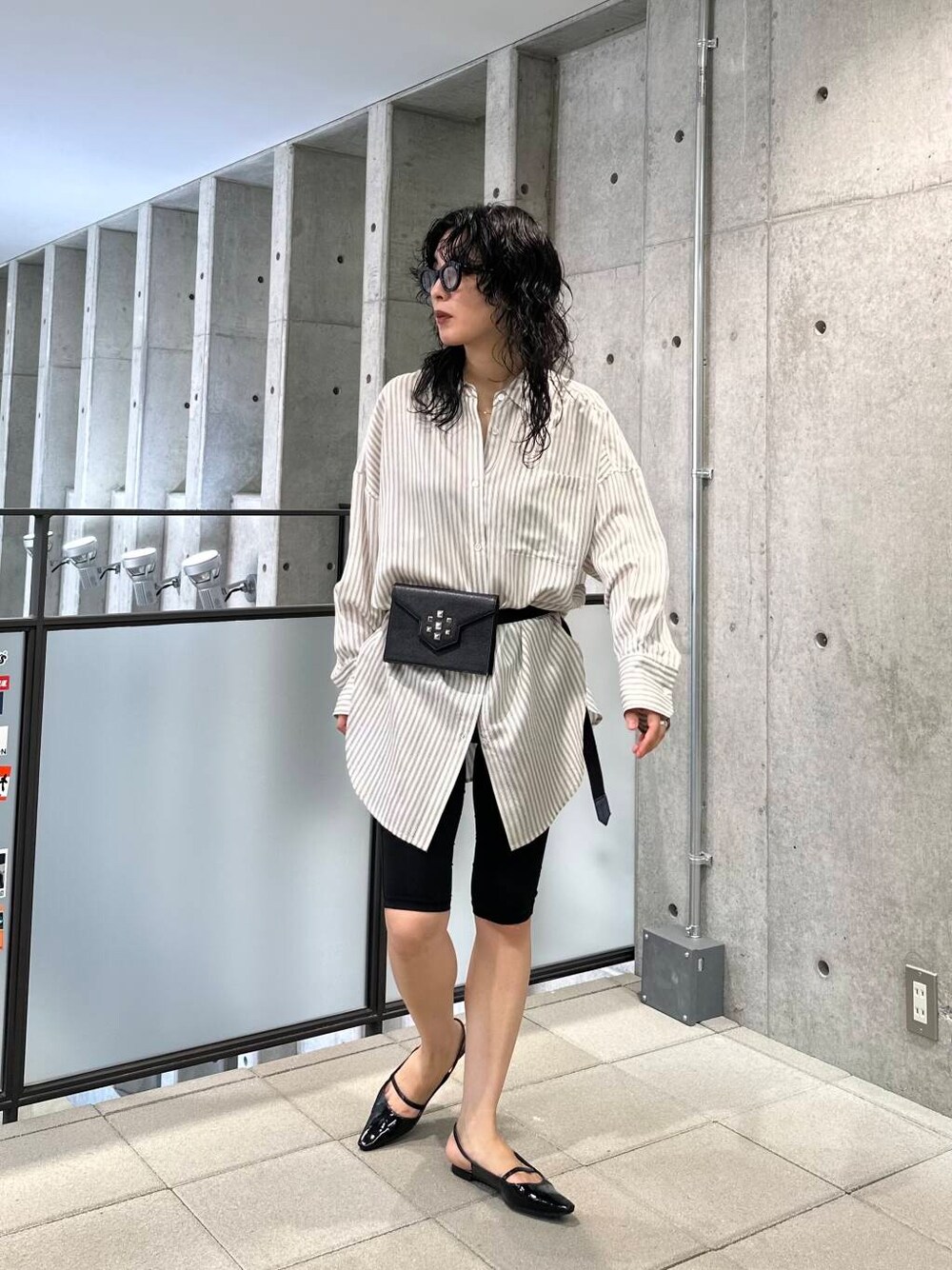 ブラック系のシャツ/ブラウス、ブラック系の水着を着用したレディースの夏コーディネートの2枚目の写真