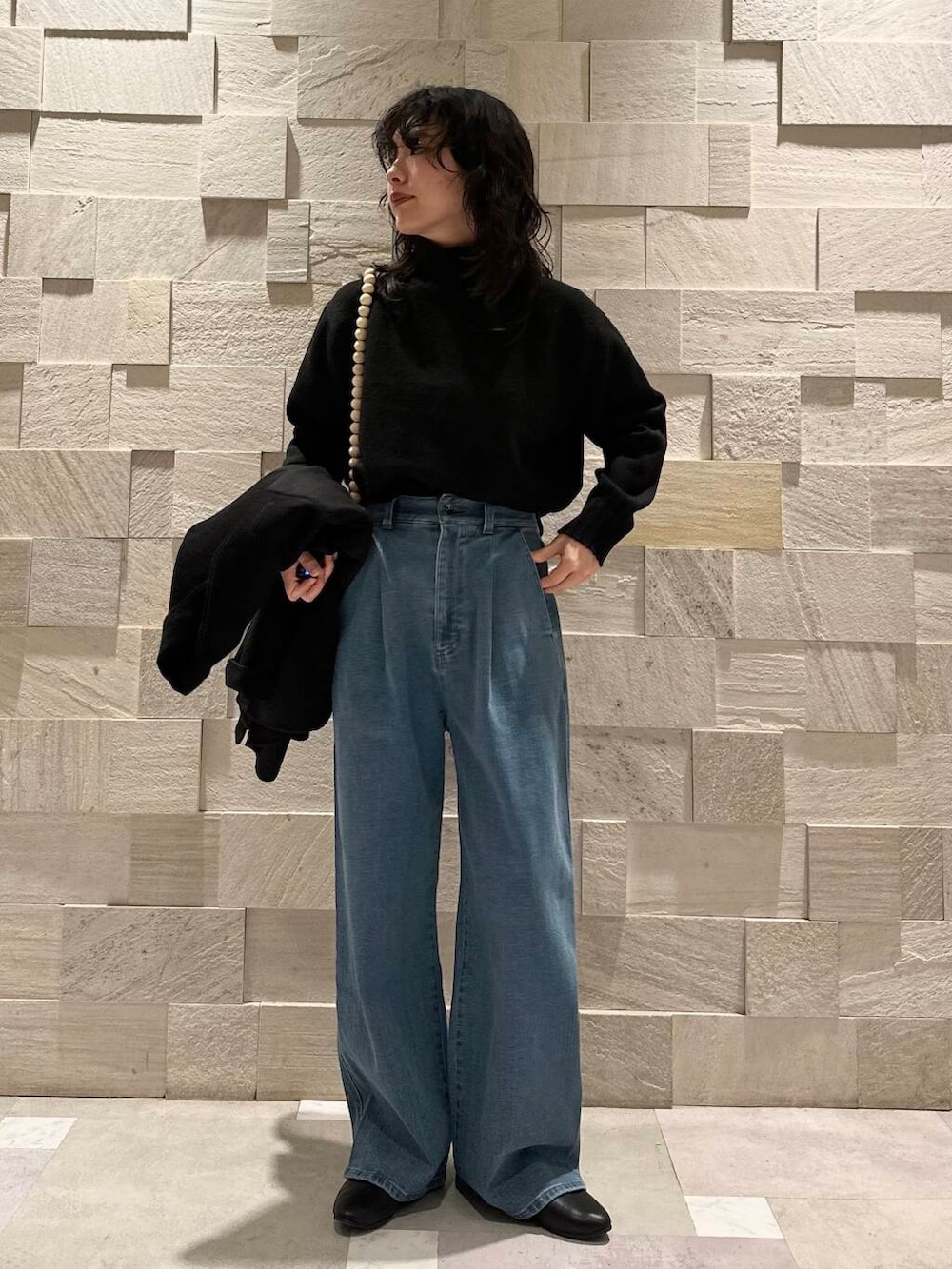 ブラック系のその他アウター、ブラック系のパンプス、ブラック系のニット/セーターを着用したレディースの冬コーディネートの3枚目の写真