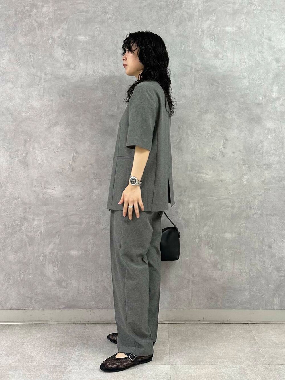 ホワイト系のタンクトップ、グレー系のその他パンツ、グレー系のその他アウターを着用したレディースの夏コーディネートの3枚目の写真