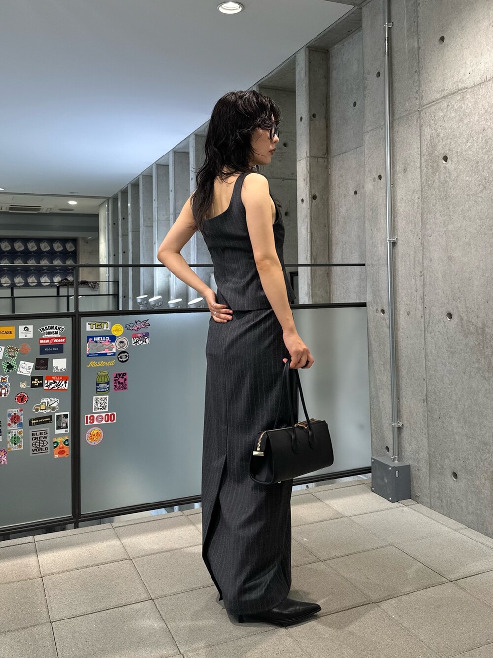 その他のベスト、その他のスカート、ブラック系のブーツを着用したレディースの秋コーディネートの7枚目の写真