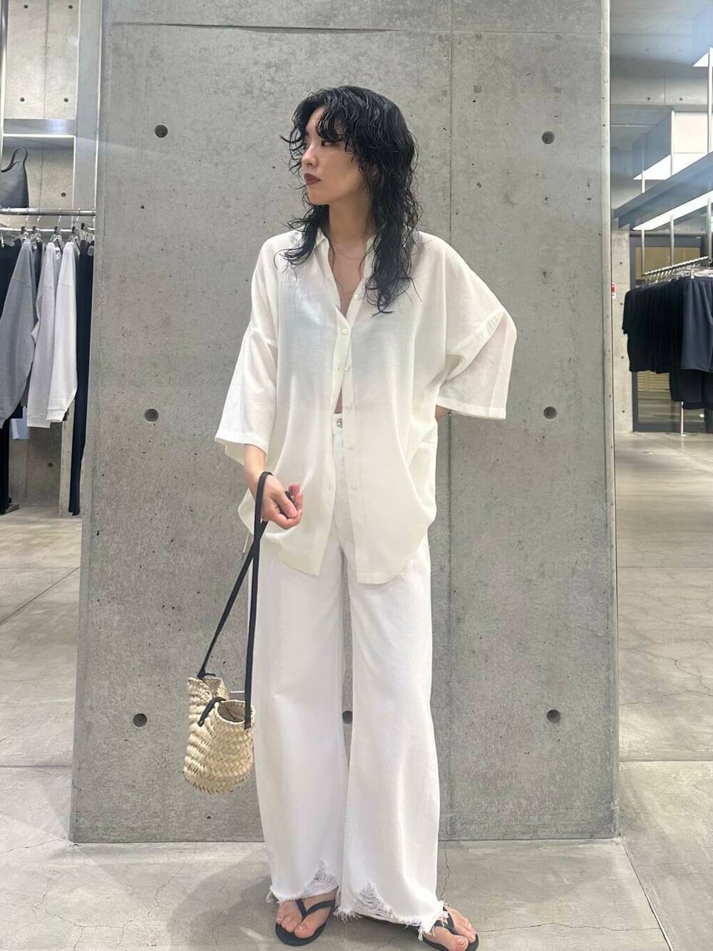 ホワイト系のシャツ/ブラウスを着用したレディースの夏コーディネートの4枚目の写真