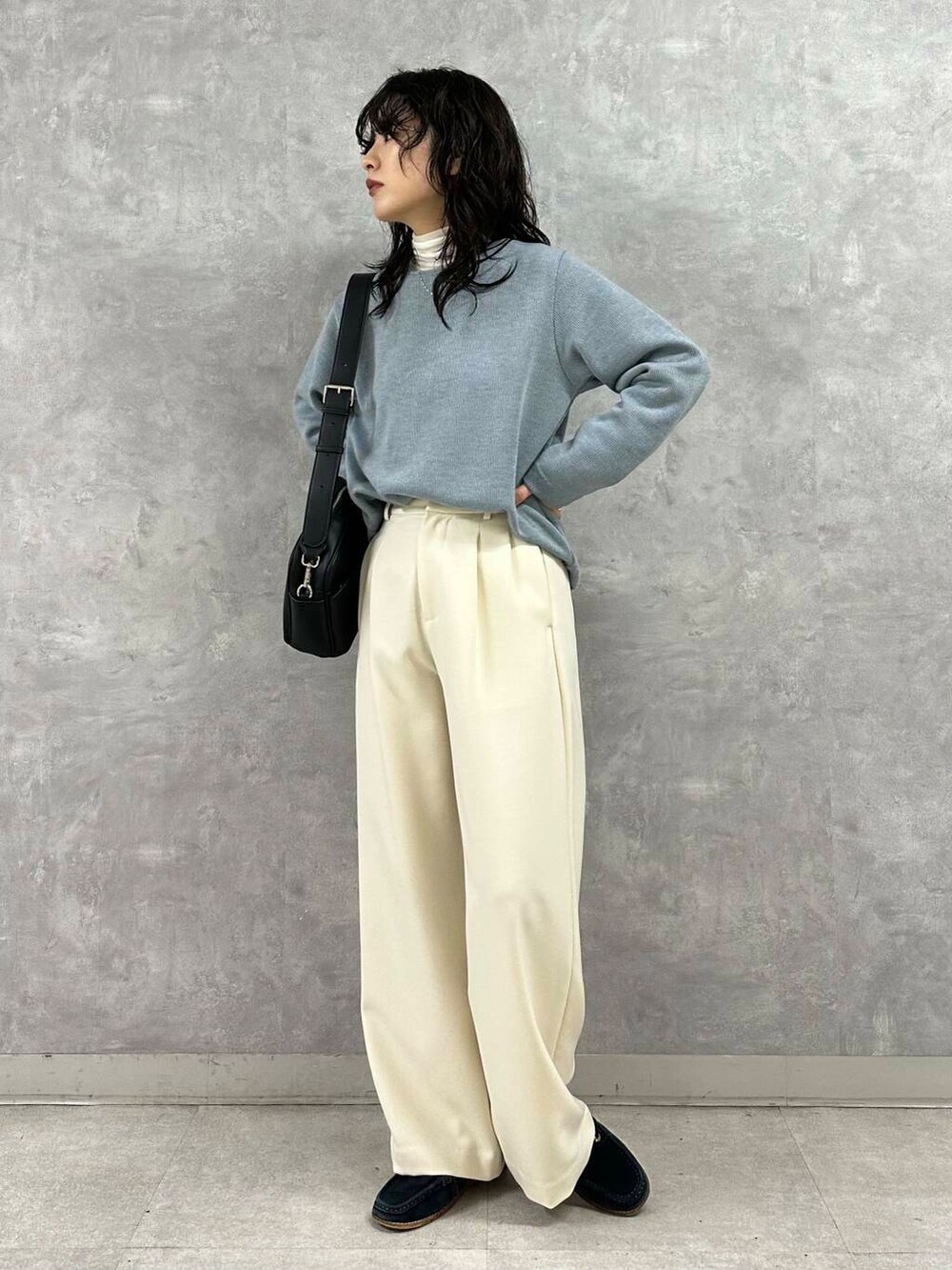 ホワイト系のTシャツ/カットソー、グレー系のその他アウター、ホワイト系のその他パンツを着用したレディースの冬コーディネートの3枚目の写真