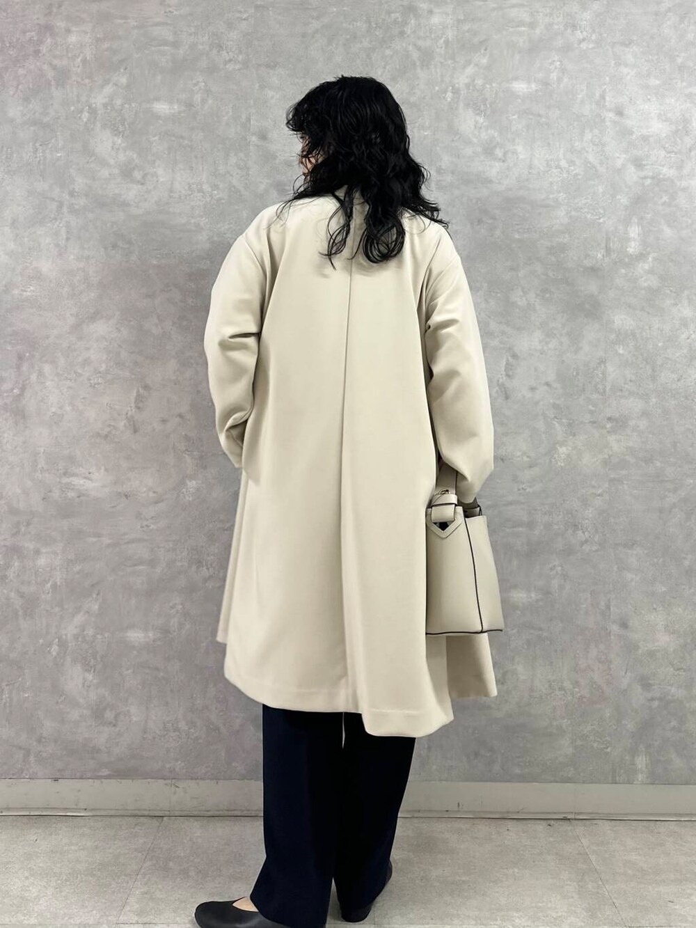 ベージュ系のその他アウター、ブルー系のその他パンツ、ブルー系のTシャツ/カットソーを着用したレディースの春コーディネートの4枚目の写真