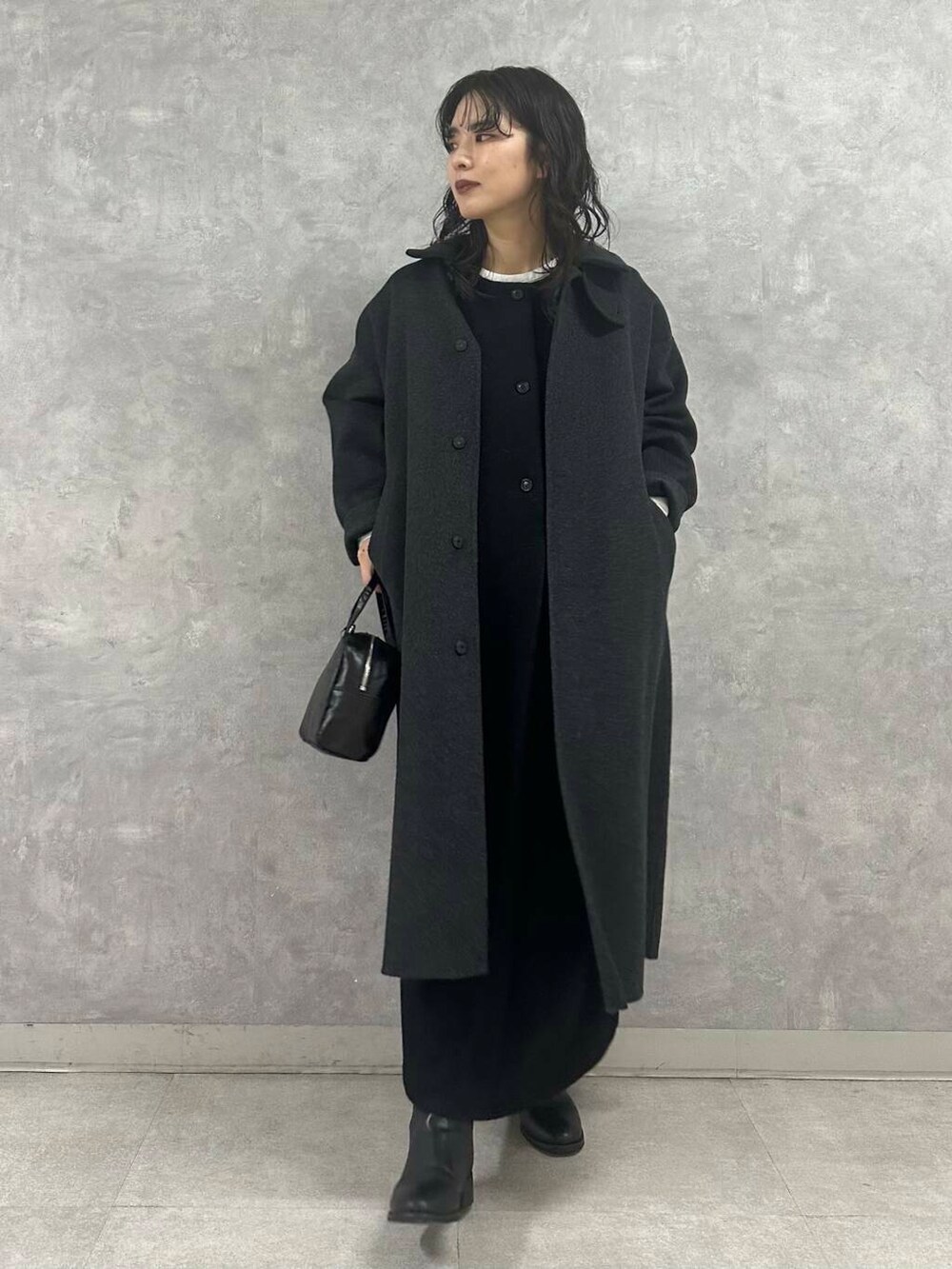 ブラック系のショルダーバッグ、グレー系のステンカラーコート、ホワイト系のシャツ/ブラウスを着用したレディースの冬コーディネートの4枚目の写真