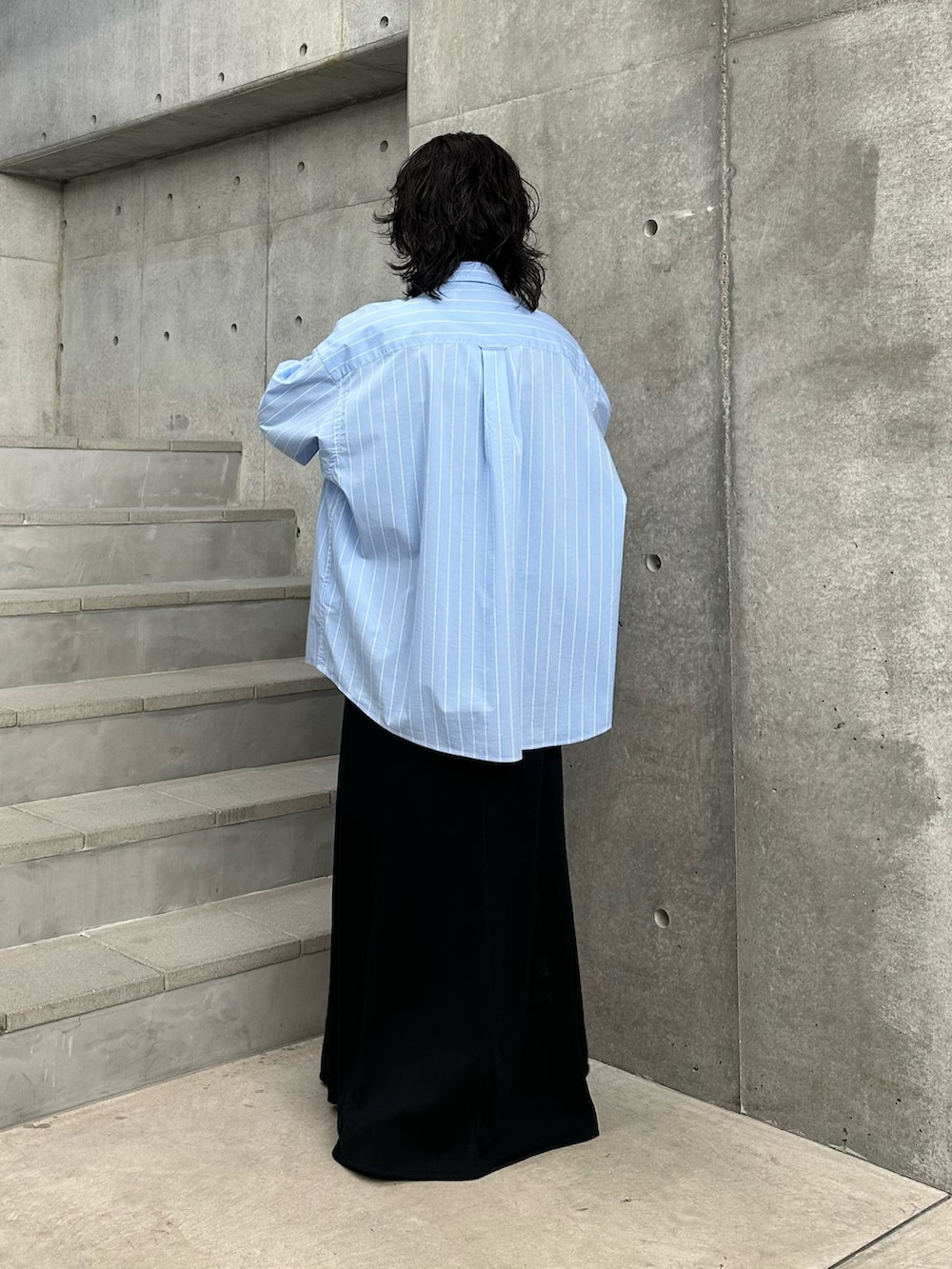 ブルー系のシャツ/ブラウス、ブラック系のワンピース、グレー系のスニーカーを着用したレディースの夏コーディネートの5枚目の写真