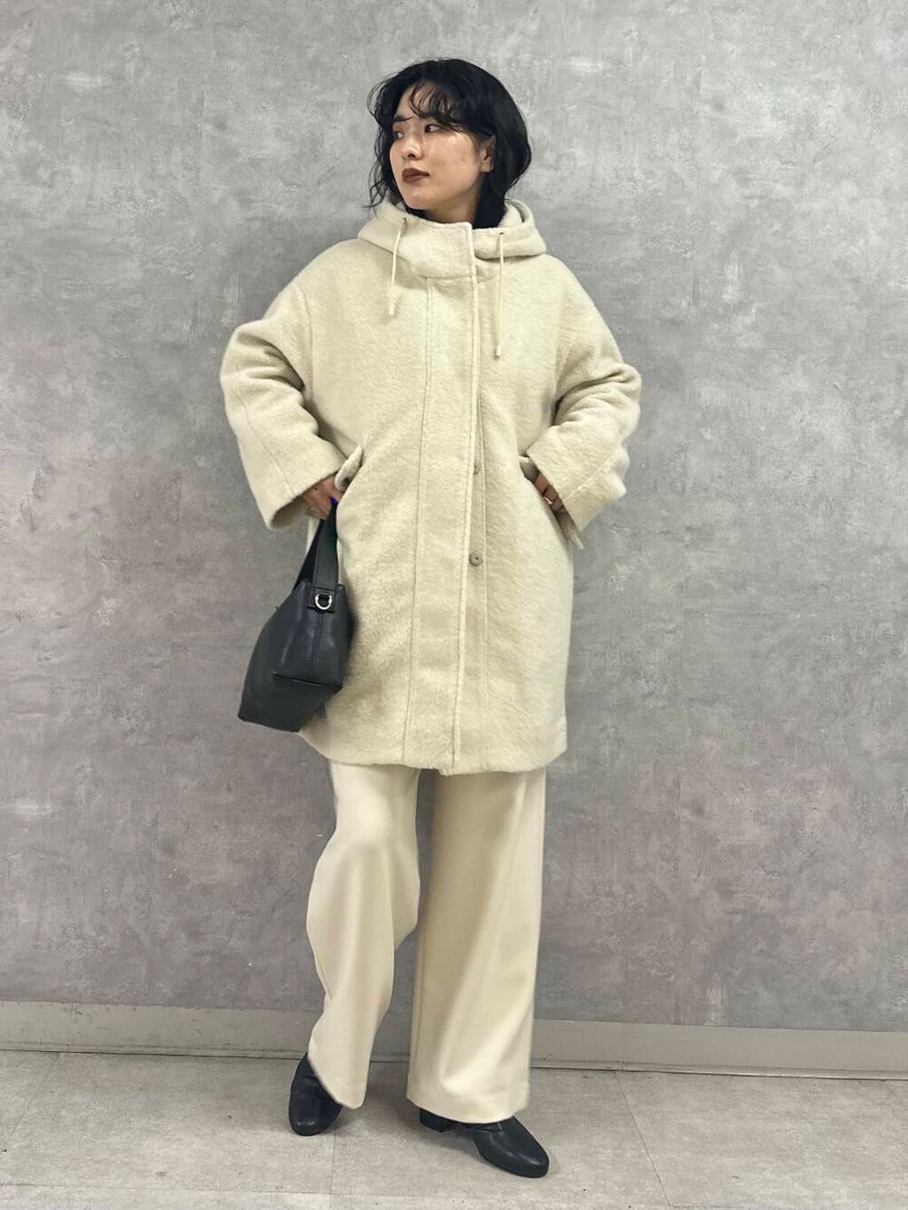 ベージュ系のその他アウター、ホワイト系のその他パンツ、ベージュ系のニット/セーターを着用したレディースの冬コーディネートの4枚目の写真