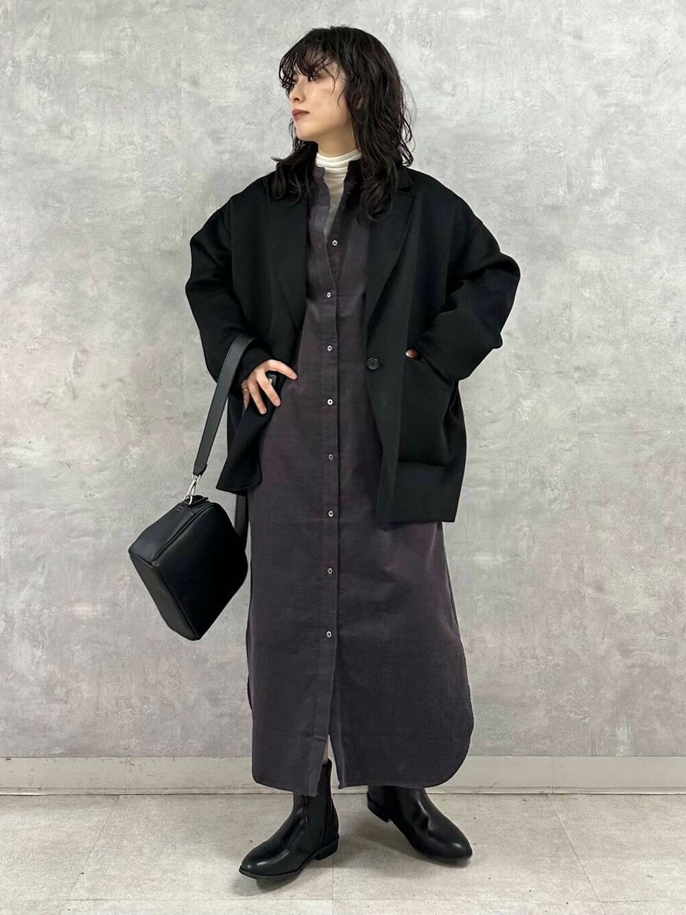 ホワイト系のTシャツ/カットソー、ブラック系のその他アウター、グレー系のワンピースを着用したレディースの冬コーディネートの2枚目の写真