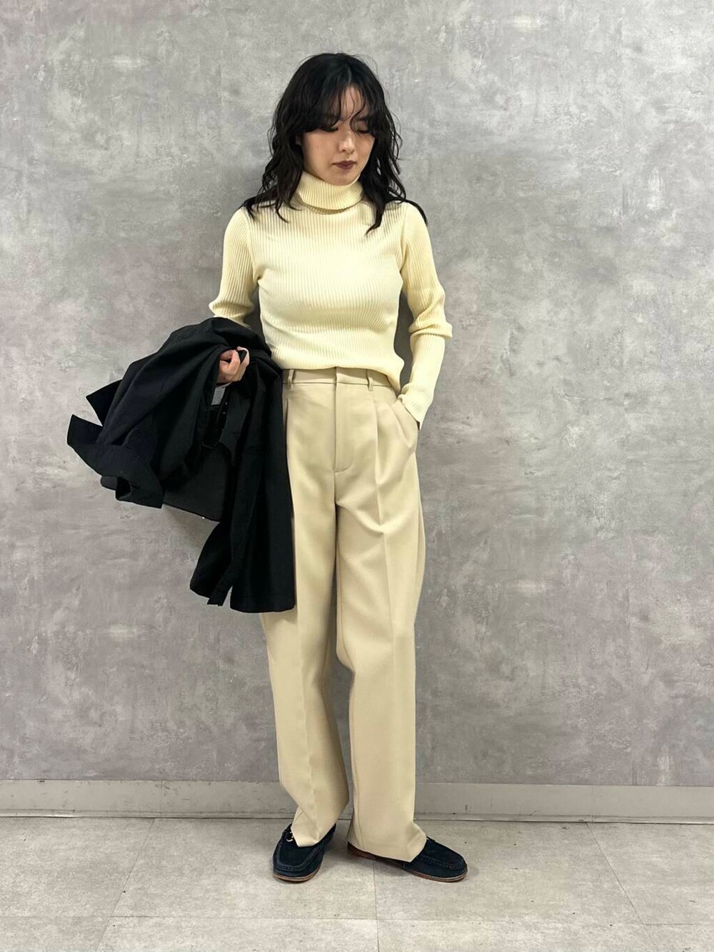 ブラック系のショルダーバッグ、ホワイト系のニット/セーター、ホワイト系のその他パンツを着用したレディースの冬コーディネートの4枚目の写真