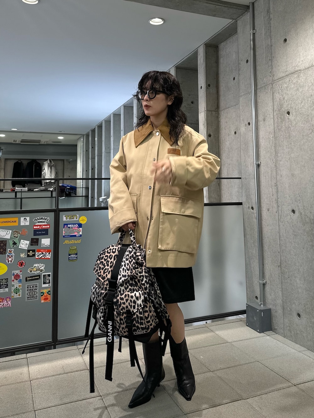 その他のバックパック/リュック、イエロー系のカバーオール、ブラック系のワンピースを着用したレディースの夏コーディネートの2枚目の写真